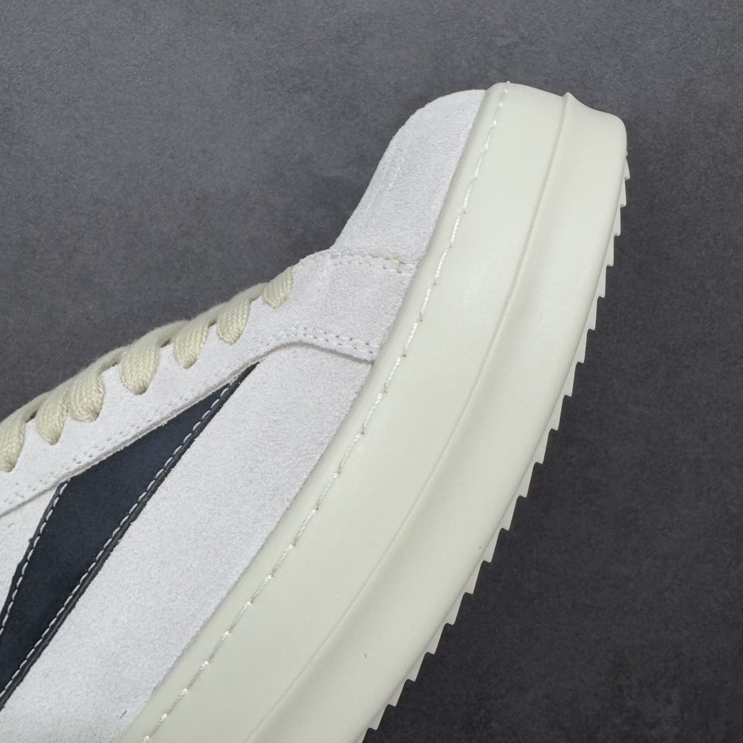 图片[5]-【公司级】瑞克 欧文斯Rick owens 主线 经典西瓜头 RO低帮厚底粗绑带纯黑皮面 进口原料牛皮 莞产超级顶货 新配色陆续上架 产品只会越做越漂亮 鞋头采用原版一致工艺 又翘又歪的效果目前这个技术市面上的任何版本都达不到这个效果 私模开发 细节一步到位不敢说百分百 保证有百分之98还原 慢工出细活 好的产品不怕晚 这次的开发针对艺术家 收藏家 高品质 的人群 水染粒面小牛皮材质，和针车间距都是极致还原！ 顶级头层的小牛皮，质感无敌，奢侈品的触感！ 定制品牌logo的拉链！超大一比一规格礼盒装，重达3斤以上，外加定制欧文斯保护盒！ 配有日文、英文，双语种配件卡片！细节诠释，一件不落。 鞋盒翻盖 三标，正面+底部都一一做到！虽然增加不了实质的成本，但是打磨产品的细节，再微小也会还原！ 货号： RU02B2897 尺码：36-45 编码：PSB370380-选品中心