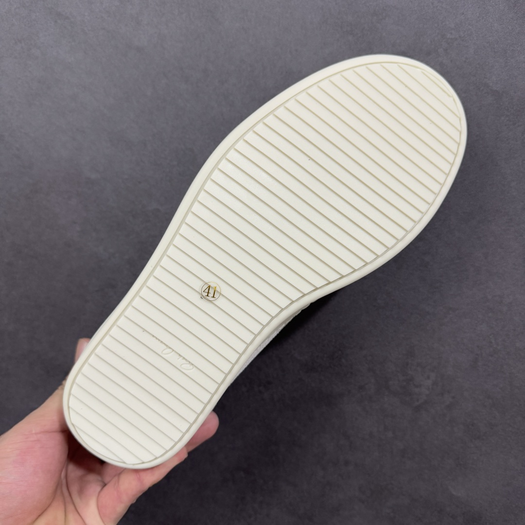 图片[9]-【公司级】瑞克 欧文斯Rick owens 主线 经典西瓜头 RO低帮厚底粗绑带纯黑皮面 进口原料牛皮 莞产超级顶货 新配色陆续上架 产品只会越做越漂亮 鞋头采用原版一致工艺 又翘又歪的效果目前这个技术市面上的任何版本都达不到这个效果 私模开发 细节一步到位不敢说百分百 保证有百分之98还原 慢工出细活 好的产品不怕晚 这次的开发针对艺术家 收藏家 高品质 的人群 水染粒面小牛皮材质，和针车间距都是极致还原！ 顶级头层的小牛皮，质感无敌，奢侈品的触感！ 定制品牌logo的拉链！超大一比一规格礼盒装，重达3斤以上，外加定制欧文斯保护盒！ 配有日文、英文，双语种配件卡片！细节诠释，一件不落。 鞋盒翻盖 三标，正面+底部都一一做到！虽然增加不了实质的成本，但是打磨产品的细节，再微小也会还原！ 货号： RU02B2897 尺码：36-45 编码：PSB370380-选品中心