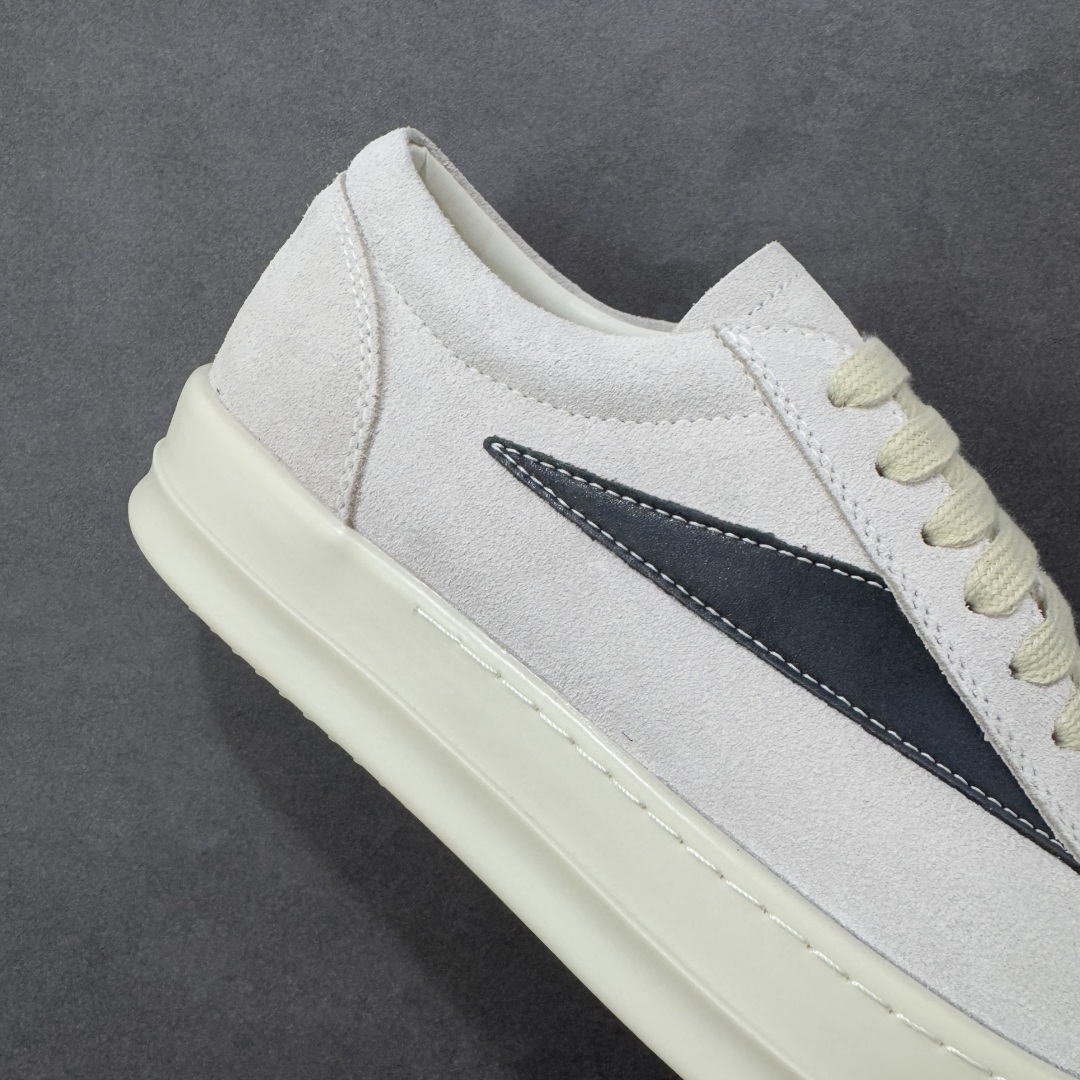 图片[6]-【公司级】瑞克 欧文斯Rick owens 主线 经典西瓜头 RO低帮厚底粗绑带纯黑皮面 进口原料牛皮 莞产超级顶货 新配色陆续上架 产品只会越做越漂亮 鞋头采用原版一致工艺 又翘又歪的效果目前这个技术市面上的任何版本都达不到这个效果 私模开发 细节一步到位不敢说百分百 保证有百分之98还原 慢工出细活 好的产品不怕晚 这次的开发针对艺术家 收藏家 高品质 的人群 水染粒面小牛皮材质，和针车间距都是极致还原！ 顶级头层的小牛皮，质感无敌，奢侈品的触感！ 定制品牌logo的拉链！超大一比一规格礼盒装，重达3斤以上，外加定制欧文斯保护盒！ 配有日文、英文，双语种配件卡片！细节诠释，一件不落。 鞋盒翻盖 三标，正面+底部都一一做到！虽然增加不了实质的成本，但是打磨产品的细节，再微小也会还原！ 货号： RU02B2897 尺码：36-45 编码：PSB370380-选品中心