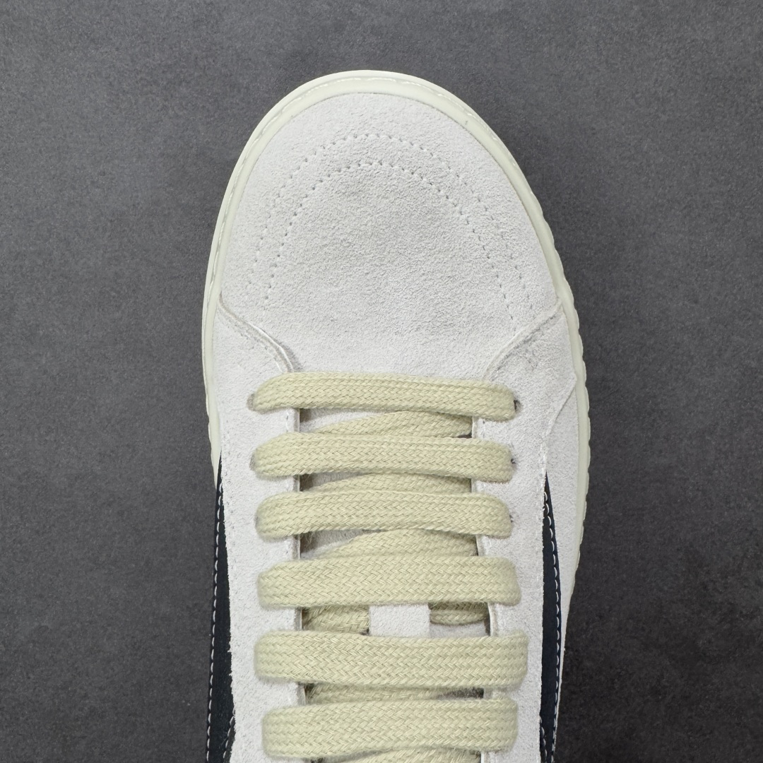 图片[8]-【公司级】瑞克 欧文斯Rick owens 主线 经典西瓜头 RO低帮厚底粗绑带纯黑皮面 进口原料牛皮 莞产超级顶货 新配色陆续上架 产品只会越做越漂亮 鞋头采用原版一致工艺 又翘又歪的效果目前这个技术市面上的任何版本都达不到这个效果 私模开发 细节一步到位不敢说百分百 保证有百分之98还原 慢工出细活 好的产品不怕晚 这次的开发针对艺术家 收藏家 高品质 的人群 水染粒面小牛皮材质，和针车间距都是极致还原！ 顶级头层的小牛皮，质感无敌，奢侈品的触感！ 定制品牌logo的拉链！超大一比一规格礼盒装，重达3斤以上，外加定制欧文斯保护盒！ 配有日文、英文，双语种配件卡片！细节诠释，一件不落。 鞋盒翻盖 三标，正面+底部都一一做到！虽然增加不了实质的成本，但是打磨产品的细节，再微小也会还原！ 货号： RU02B2897 尺码：36-45 编码：PSB370380-选品中心