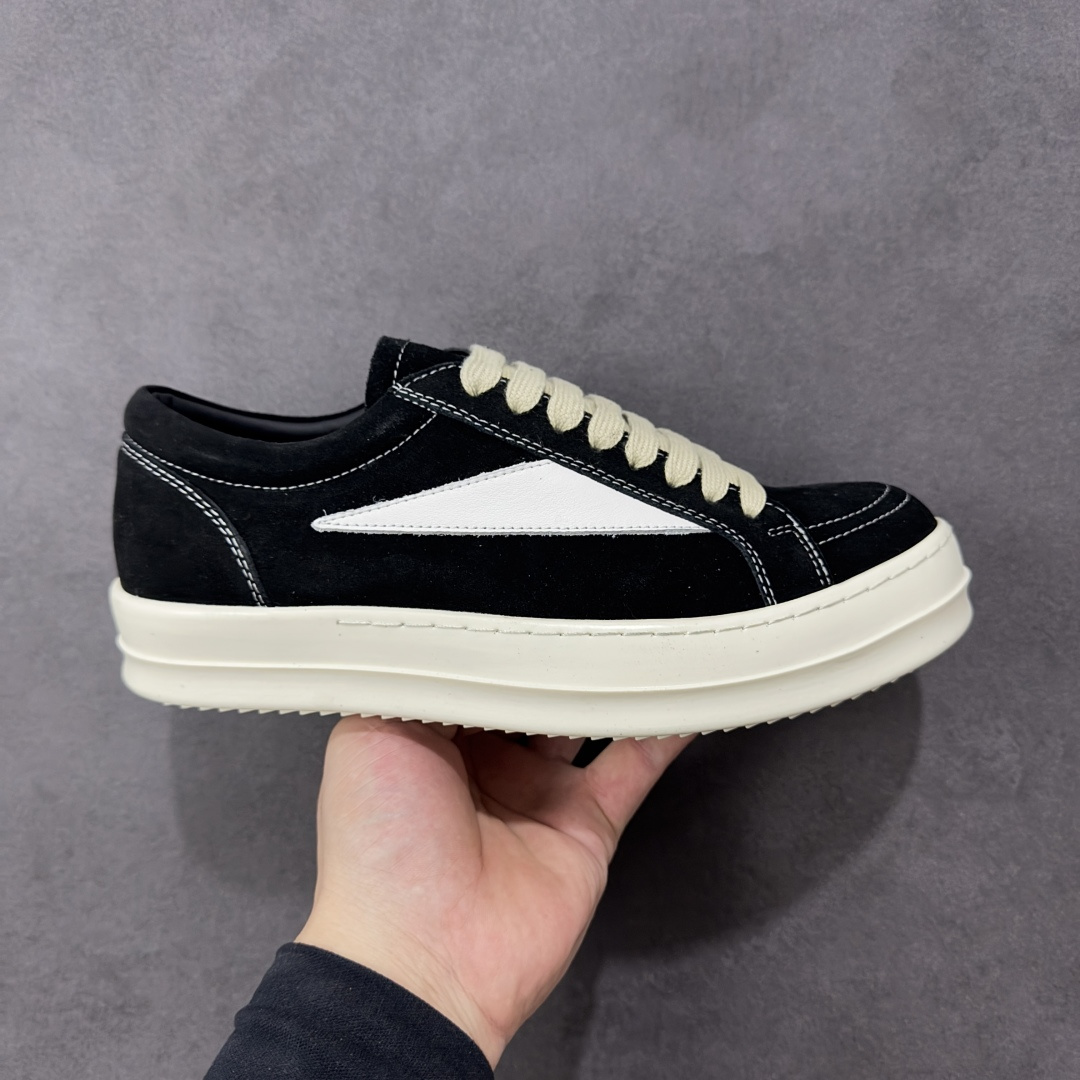 【公司级】瑞克 欧文斯Rick owens 主线 经典西瓜头 RO低帮厚底粗绑带纯黑皮面 进口原料牛皮 莞产超级顶货 新配色陆续上架 产品只会越做越漂亮 鞋头采用原版一致工艺 又翘又歪的效果目前这个技术市面上的任何版本都达不到这个效果 私模开发 细节一步到位不敢说百分百 保证有百分之98还原 慢工出细活 好的产品不怕晚 这次的开发针对艺术家 收藏家 高品质 的人群 水染粒面小牛皮材质，和针车间距都是极致还原！ 顶级头层的小牛皮，质感无敌，奢侈品的触感！ 定制品牌logo的拉链！超大一比一规格礼盒装，重达3斤以上，外加定制欧文斯保护盒！ 配有日文、英文，双语种配件卡片！细节诠释，一件不落。 鞋盒翻盖 三标，正面+底部都一一做到！虽然增加不了实质的成本，但是打磨产品的细节，再微小也会还原！ 货号： RU02B2897 尺码：36-45 编码：PSB370380-选品中心