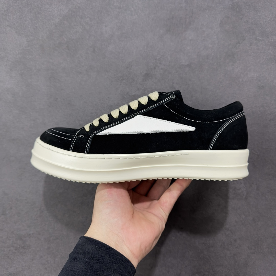 图片[2]-【公司级】瑞克 欧文斯Rick owens 主线 经典西瓜头 RO低帮厚底粗绑带纯黑皮面 进口原料牛皮 莞产超级顶货 新配色陆续上架 产品只会越做越漂亮 鞋头采用原版一致工艺 又翘又歪的效果目前这个技术市面上的任何版本都达不到这个效果 私模开发 细节一步到位不敢说百分百 保证有百分之98还原 慢工出细活 好的产品不怕晚 这次的开发针对艺术家 收藏家 高品质 的人群 水染粒面小牛皮材质，和针车间距都是极致还原！ 顶级头层的小牛皮，质感无敌，奢侈品的触感！ 定制品牌logo的拉链！超大一比一规格礼盒装，重达3斤以上，外加定制欧文斯保护盒！ 配有日文、英文，双语种配件卡片！细节诠释，一件不落。 鞋盒翻盖 三标，正面+底部都一一做到！虽然增加不了实质的成本，但是打磨产品的细节，再微小也会还原！ 货号： RU02B2897 尺码：36-45 编码：PSB370380-选品中心