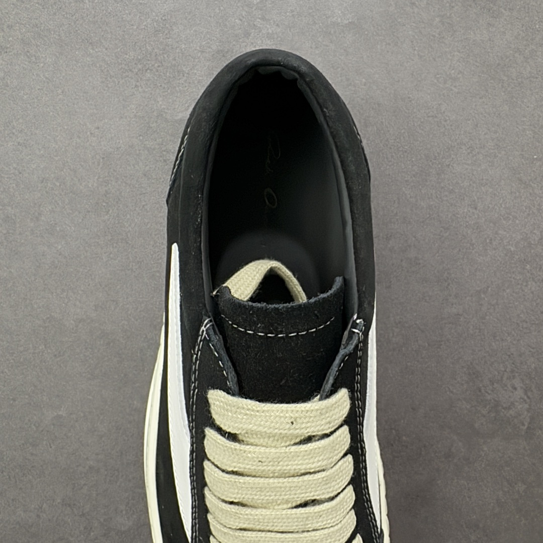 图片[7]-【公司级】瑞克 欧文斯Rick owens 主线 经典西瓜头 RO低帮厚底粗绑带纯黑皮面 进口原料牛皮 莞产超级顶货 新配色陆续上架 产品只会越做越漂亮 鞋头采用原版一致工艺 又翘又歪的效果目前这个技术市面上的任何版本都达不到这个效果 私模开发 细节一步到位不敢说百分百 保证有百分之98还原 慢工出细活 好的产品不怕晚 这次的开发针对艺术家 收藏家 高品质 的人群 水染粒面小牛皮材质，和针车间距都是极致还原！ 顶级头层的小牛皮，质感无敌，奢侈品的触感！ 定制品牌logo的拉链！超大一比一规格礼盒装，重达3斤以上，外加定制欧文斯保护盒！ 配有日文、英文，双语种配件卡片！细节诠释，一件不落。 鞋盒翻盖 三标，正面+底部都一一做到！虽然增加不了实质的成本，但是打磨产品的细节，再微小也会还原！ 货号： RU02B2897 尺码：36-45 编码：PSB370380-选品中心