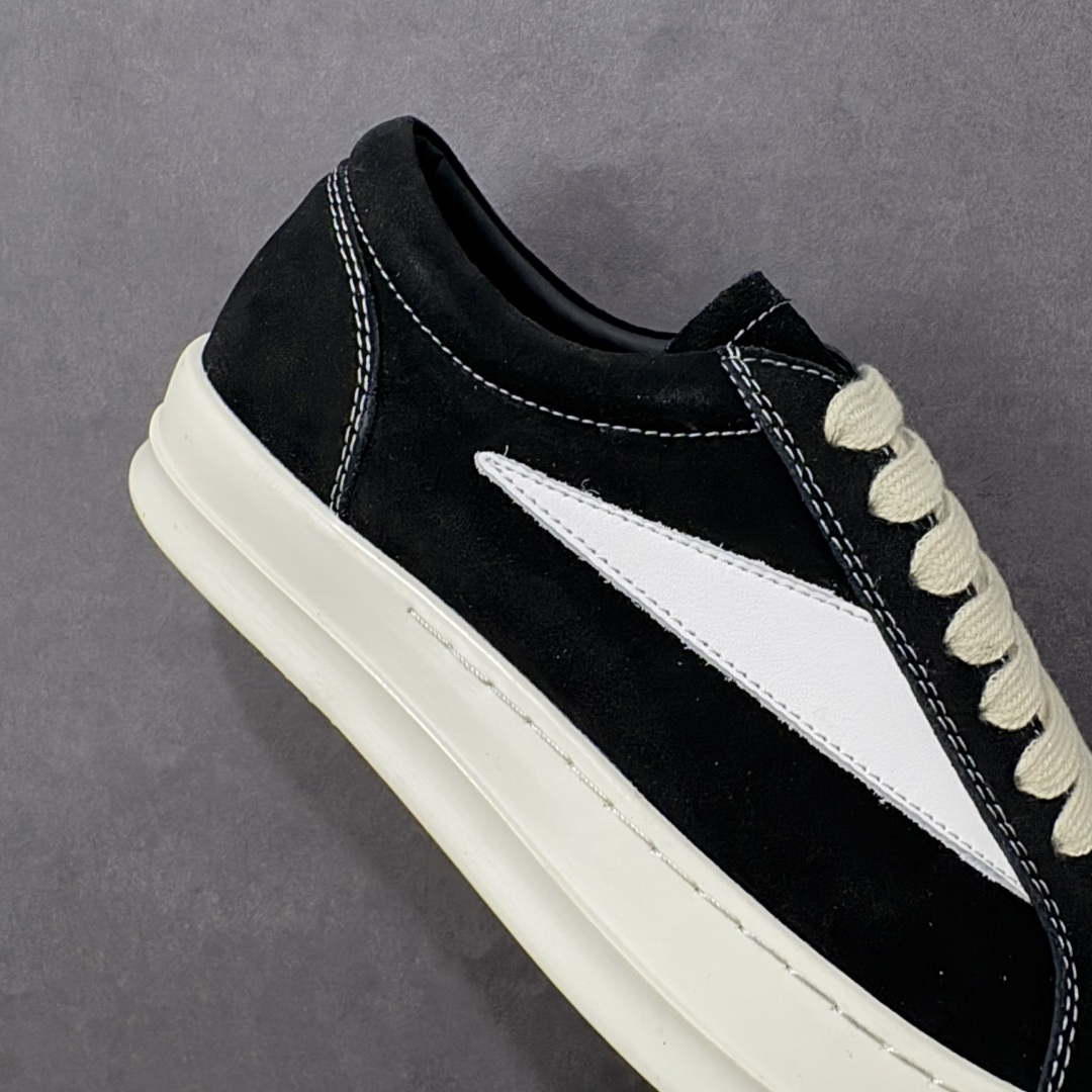 图片[6]-【公司级】瑞克 欧文斯Rick owens 主线 经典西瓜头 RO低帮厚底粗绑带纯黑皮面 进口原料牛皮 莞产超级顶货 新配色陆续上架 产品只会越做越漂亮 鞋头采用原版一致工艺 又翘又歪的效果目前这个技术市面上的任何版本都达不到这个效果 私模开发 细节一步到位不敢说百分百 保证有百分之98还原 慢工出细活 好的产品不怕晚 这次的开发针对艺术家 收藏家 高品质 的人群 水染粒面小牛皮材质，和针车间距都是极致还原！ 顶级头层的小牛皮，质感无敌，奢侈品的触感！ 定制品牌logo的拉链！超大一比一规格礼盒装，重达3斤以上，外加定制欧文斯保护盒！ 配有日文、英文，双语种配件卡片！细节诠释，一件不落。 鞋盒翻盖 三标，正面+底部都一一做到！虽然增加不了实质的成本，但是打磨产品的细节，再微小也会还原！ 货号： RU02B2897 尺码：36-45 编码：PSB370380-选品中心