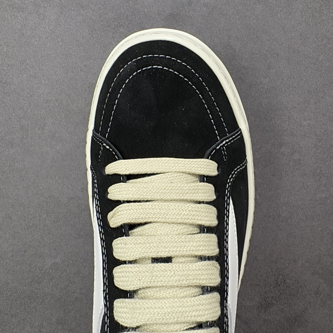 图片[8]-【公司级】瑞克 欧文斯Rick owens 主线 经典西瓜头 RO低帮厚底粗绑带纯黑皮面 进口原料牛皮 莞产超级顶货 新配色陆续上架 产品只会越做越漂亮 鞋头采用原版一致工艺 又翘又歪的效果目前这个技术市面上的任何版本都达不到这个效果 私模开发 细节一步到位不敢说百分百 保证有百分之98还原 慢工出细活 好的产品不怕晚 这次的开发针对艺术家 收藏家 高品质 的人群 水染粒面小牛皮材质，和针车间距都是极致还原！ 顶级头层的小牛皮，质感无敌，奢侈品的触感！ 定制品牌logo的拉链！超大一比一规格礼盒装，重达3斤以上，外加定制欧文斯保护盒！ 配有日文、英文，双语种配件卡片！细节诠释，一件不落。 鞋盒翻盖 三标，正面+底部都一一做到！虽然增加不了实质的成本，但是打磨产品的细节，再微小也会还原！ 货号： RU02B2897 尺码：36-45 编码：PSB370380-选品中心