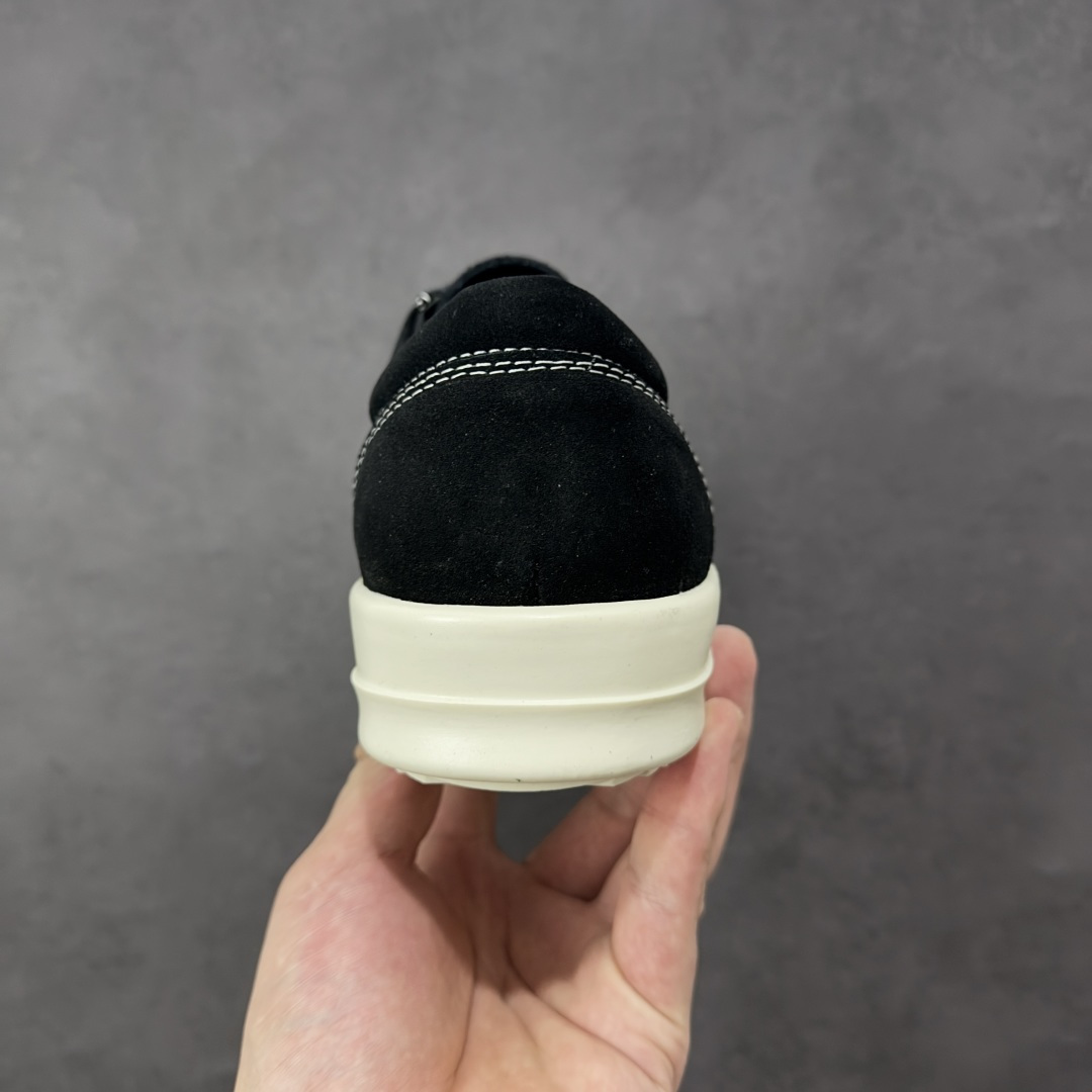 图片[4]-【公司级】瑞克 欧文斯Rick owens 主线 经典西瓜头 RO低帮厚底粗绑带纯黑皮面 进口原料牛皮 莞产超级顶货 新配色陆续上架 产品只会越做越漂亮 鞋头采用原版一致工艺 又翘又歪的效果目前这个技术市面上的任何版本都达不到这个效果 私模开发 细节一步到位不敢说百分百 保证有百分之98还原 慢工出细活 好的产品不怕晚 这次的开发针对艺术家 收藏家 高品质 的人群 水染粒面小牛皮材质，和针车间距都是极致还原！ 顶级头层的小牛皮，质感无敌，奢侈品的触感！ 定制品牌logo的拉链！超大一比一规格礼盒装，重达3斤以上，外加定制欧文斯保护盒！ 配有日文、英文，双语种配件卡片！细节诠释，一件不落。 鞋盒翻盖 三标，正面+底部都一一做到！虽然增加不了实质的成本，但是打磨产品的细节，再微小也会还原！ 货号： RU02B2897 尺码：36-45 编码：PSB370380-选品中心