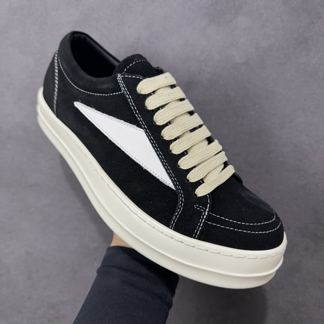 图片[3]-【公司级】瑞克 欧文斯Rick owens 主线 经典西瓜头 RO低帮厚底粗绑带纯黑皮面 进口原料牛皮 莞产超级顶货 新配色陆续上架 产品只会越做越漂亮 鞋头采用原版一致工艺 又翘又歪的效果目前这个技术市面上的任何版本都达不到这个效果 私模开发 细节一步到位不敢说百分百 保证有百分之98还原 慢工出细活 好的产品不怕晚 这次的开发针对艺术家 收藏家 高品质 的人群 水染粒面小牛皮材质，和针车间距都是极致还原！ 顶级头层的小牛皮，质感无敌，奢侈品的触感！ 定制品牌logo的拉链！超大一比一规格礼盒装，重达3斤以上，外加定制欧文斯保护盒！ 配有日文、英文，双语种配件卡片！细节诠释，一件不落。 鞋盒翻盖 三标，正面+底部都一一做到！虽然增加不了实质的成本，但是打磨产品的细节，再微小也会还原！ 货号： RU02B2897 尺码：36-45 编码：PSB370380-选品中心