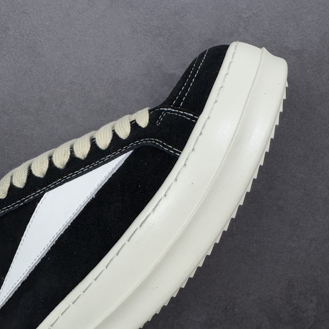 图片[5]-【公司级】瑞克 欧文斯Rick owens 主线 经典西瓜头 RO低帮厚底粗绑带纯黑皮面 进口原料牛皮 莞产超级顶货 新配色陆续上架 产品只会越做越漂亮 鞋头采用原版一致工艺 又翘又歪的效果目前这个技术市面上的任何版本都达不到这个效果 私模开发 细节一步到位不敢说百分百 保证有百分之98还原 慢工出细活 好的产品不怕晚 这次的开发针对艺术家 收藏家 高品质 的人群 水染粒面小牛皮材质，和针车间距都是极致还原！ 顶级头层的小牛皮，质感无敌，奢侈品的触感！ 定制品牌logo的拉链！超大一比一规格礼盒装，重达3斤以上，外加定制欧文斯保护盒！ 配有日文、英文，双语种配件卡片！细节诠释，一件不落。 鞋盒翻盖 三标，正面+底部都一一做到！虽然增加不了实质的成本，但是打磨产品的细节，再微小也会还原！ 货号： RU02B2897 尺码：36-45 编码：PSB370380-选品中心