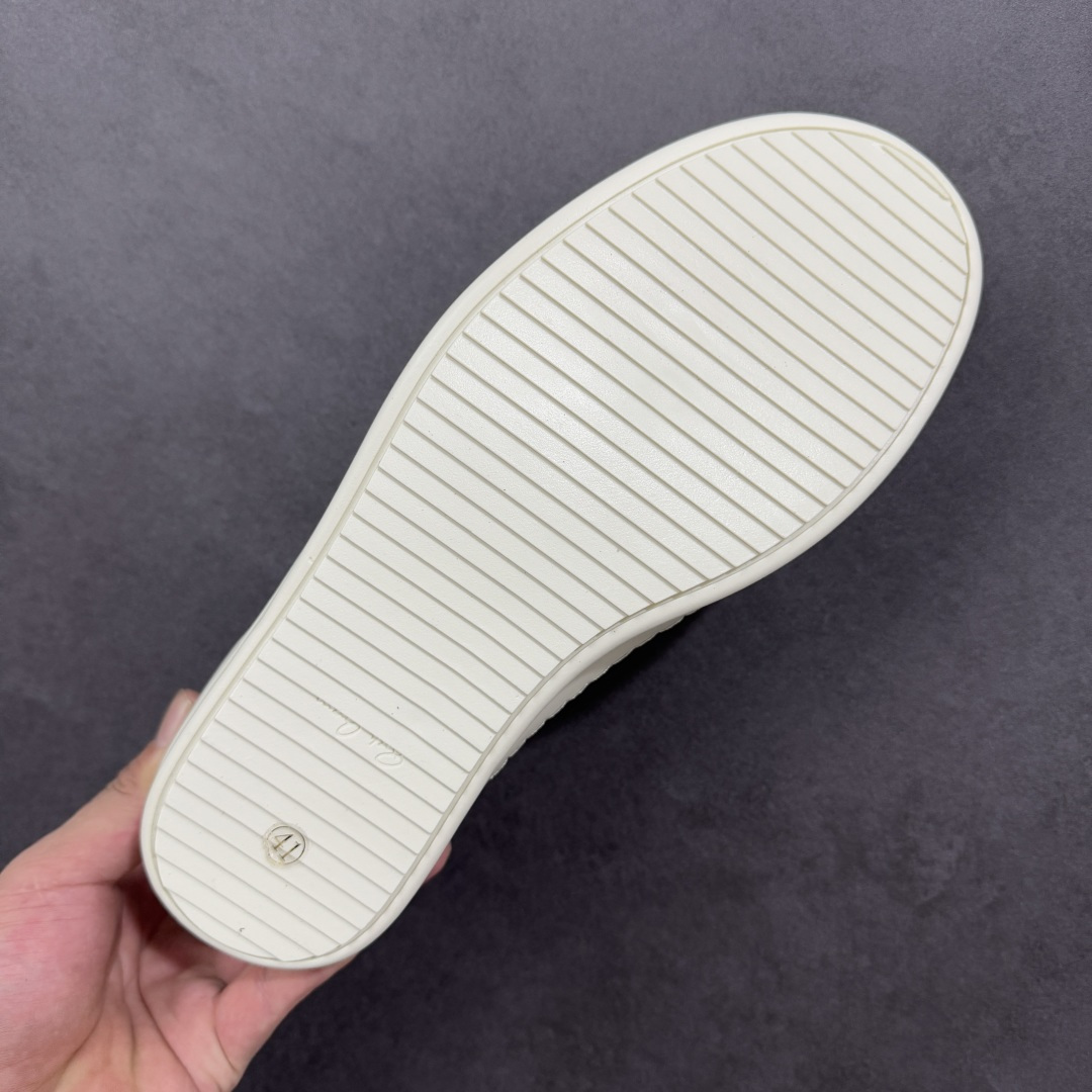 图片[9]-【公司级】瑞克 欧文斯Rick owens 主线 经典西瓜头 RO低帮厚底粗绑带纯黑皮面 进口原料牛皮 莞产超级顶货 新配色陆续上架 产品只会越做越漂亮 鞋头采用原版一致工艺 又翘又歪的效果目前这个技术市面上的任何版本都达不到这个效果 私模开发 细节一步到位不敢说百分百 保证有百分之98还原 慢工出细活 好的产品不怕晚 这次的开发针对艺术家 收藏家 高品质 的人群 水染粒面小牛皮材质，和针车间距都是极致还原！ 顶级头层的小牛皮，质感无敌，奢侈品的触感！ 定制品牌logo的拉链！超大一比一规格礼盒装，重达3斤以上，外加定制欧文斯保护盒！ 配有日文、英文，双语种配件卡片！细节诠释，一件不落。 鞋盒翻盖 三标，正面+底部都一一做到！虽然增加不了实质的成本，但是打磨产品的细节，再微小也会还原！ 货号： RU02B2897 尺码：36-45 编码：PSB370380-选品中心