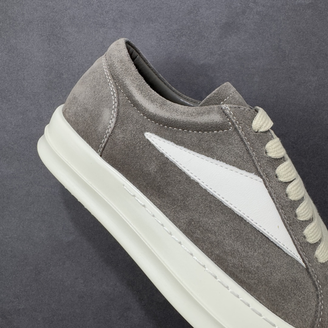 图片[6]-【公司级】瑞克 欧文斯Rick owens 主线 经典西瓜头 RO低帮厚底粗绑带纯黑皮面 进口原料牛皮 莞产超级顶货 新配色陆续上架 产品只会越做越漂亮 鞋头采用原版一致工艺 又翘又歪的效果目前这个技术市面上的任何版本都达不到这个效果 私模开发 细节一步到位不敢说百分百 保证有百分之98还原 慢工出细活 好的产品不怕晚 这次的开发针对艺术家 收藏家 高品质 的人群 水染粒面小牛皮材质，和针车间距都是极致还原！ 顶级头层的小牛皮，质感无敌，奢侈品的触感！ 定制品牌logo的拉链！超大一比一规格礼盒装，重达3斤以上，外加定制欧文斯保护盒！ 配有日文、英文，双语种配件卡片！细节诠释，一件不落。 鞋盒翻盖 三标，正面+底部都一一做到！虽然增加不了实质的成本，但是打磨产品的细节，再微小也会还原！ 货号： RU02B2897 尺码：36-45 编码：PSB370380-选品中心