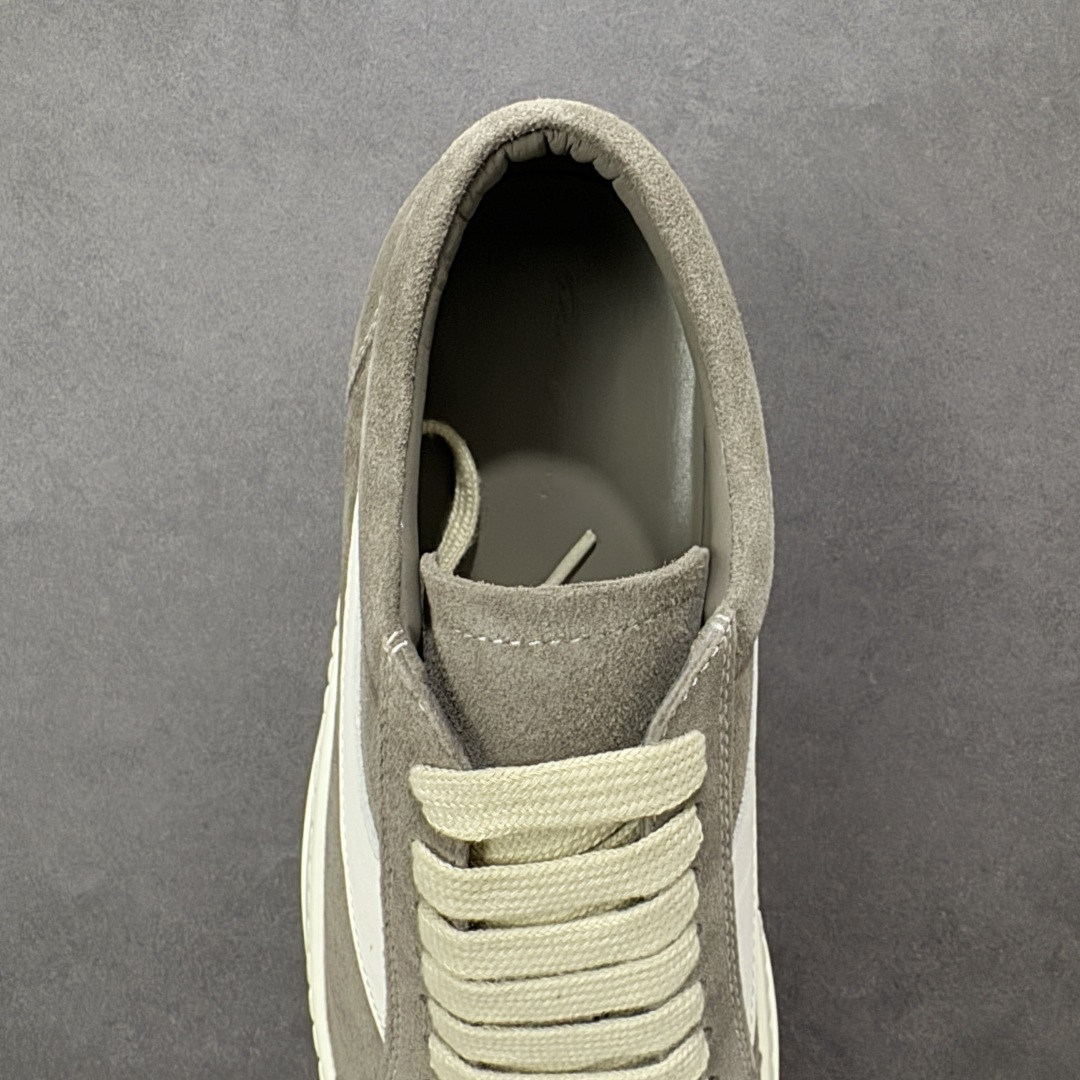 图片[7]-【公司级】瑞克 欧文斯Rick owens 主线 经典西瓜头 RO低帮厚底粗绑带纯黑皮面 进口原料牛皮 莞产超级顶货 新配色陆续上架 产品只会越做越漂亮 鞋头采用原版一致工艺 又翘又歪的效果目前这个技术市面上的任何版本都达不到这个效果 私模开发 细节一步到位不敢说百分百 保证有百分之98还原 慢工出细活 好的产品不怕晚 这次的开发针对艺术家 收藏家 高品质 的人群 水染粒面小牛皮材质，和针车间距都是极致还原！ 顶级头层的小牛皮，质感无敌，奢侈品的触感！ 定制品牌logo的拉链！超大一比一规格礼盒装，重达3斤以上，外加定制欧文斯保护盒！ 配有日文、英文，双语种配件卡片！细节诠释，一件不落。 鞋盒翻盖 三标，正面+底部都一一做到！虽然增加不了实质的成本，但是打磨产品的细节，再微小也会还原！ 货号： RU02B2897 尺码：36-45 编码：PSB370380-选品中心