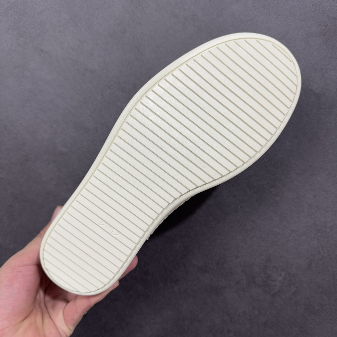 图片[9]-【公司级】瑞克 欧文斯Rick owens 主线 经典西瓜头 RO低帮厚底粗绑带纯黑皮面 进口原料牛皮 莞产超级顶货 新配色陆续上架 产品只会越做越漂亮 鞋头采用原版一致工艺 又翘又歪的效果目前这个技术市面上的任何版本都达不到这个效果 私模开发 细节一步到位不敢说百分百 保证有百分之98还原 慢工出细活 好的产品不怕晚 这次的开发针对艺术家 收藏家 高品质 的人群 水染粒面小牛皮材质，和针车间距都是极致还原！ 顶级头层的小牛皮，质感无敌，奢侈品的触感！ 定制品牌logo的拉链！超大一比一规格礼盒装，重达3斤以上，外加定制欧文斯保护盒！ 配有日文、英文，双语种配件卡片！细节诠释，一件不落。 鞋盒翻盖 三标，正面+底部都一一做到！虽然增加不了实质的成本，但是打磨产品的细节，再微小也会还原！ 货号： RU02B2897 尺码：36-45 编码：PSB370380-选品中心