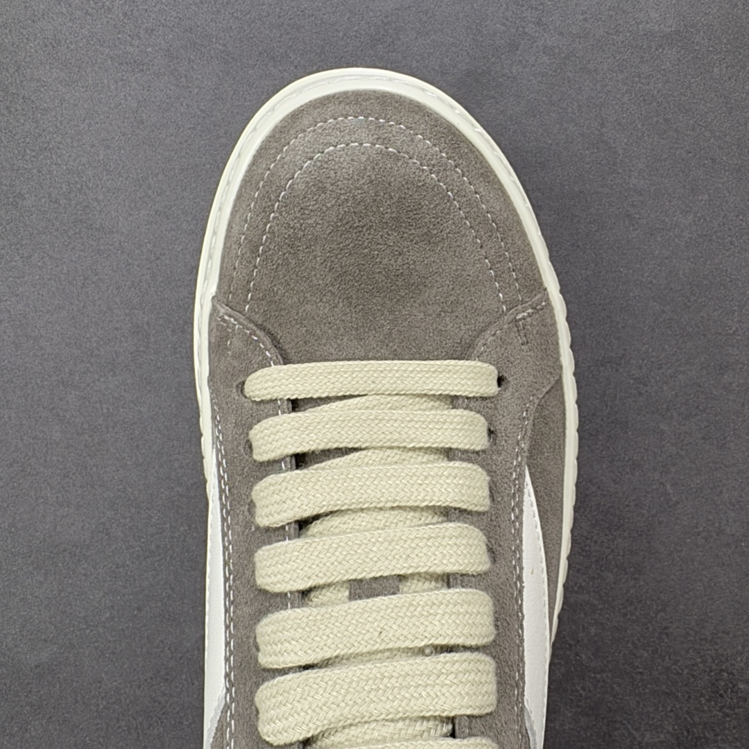 图片[8]-【公司级】瑞克 欧文斯Rick owens 主线 经典西瓜头 RO低帮厚底粗绑带纯黑皮面 进口原料牛皮 莞产超级顶货 新配色陆续上架 产品只会越做越漂亮 鞋头采用原版一致工艺 又翘又歪的效果目前这个技术市面上的任何版本都达不到这个效果 私模开发 细节一步到位不敢说百分百 保证有百分之98还原 慢工出细活 好的产品不怕晚 这次的开发针对艺术家 收藏家 高品质 的人群 水染粒面小牛皮材质，和针车间距都是极致还原！ 顶级头层的小牛皮，质感无敌，奢侈品的触感！ 定制品牌logo的拉链！超大一比一规格礼盒装，重达3斤以上，外加定制欧文斯保护盒！ 配有日文、英文，双语种配件卡片！细节诠释，一件不落。 鞋盒翻盖 三标，正面+底部都一一做到！虽然增加不了实质的成本，但是打磨产品的细节，再微小也会还原！ 货号： RU02B2897 尺码：36-45 编码：PSB370380-选品中心