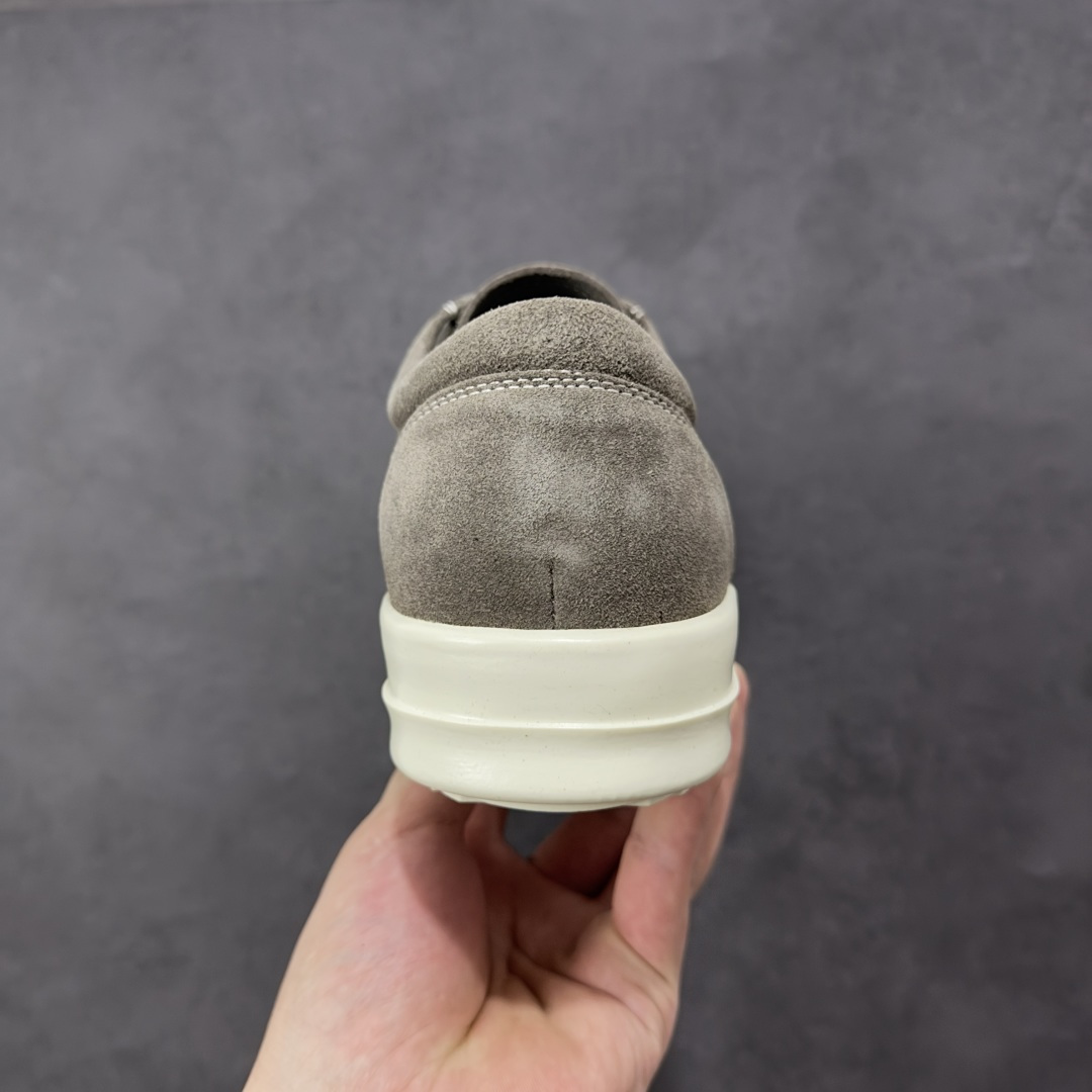 图片[4]-【公司级】瑞克 欧文斯Rick owens 主线 经典西瓜头 RO低帮厚底粗绑带纯黑皮面 进口原料牛皮 莞产超级顶货 新配色陆续上架 产品只会越做越漂亮 鞋头采用原版一致工艺 又翘又歪的效果目前这个技术市面上的任何版本都达不到这个效果 私模开发 细节一步到位不敢说百分百 保证有百分之98还原 慢工出细活 好的产品不怕晚 这次的开发针对艺术家 收藏家 高品质 的人群 水染粒面小牛皮材质，和针车间距都是极致还原！ 顶级头层的小牛皮，质感无敌，奢侈品的触感！ 定制品牌logo的拉链！超大一比一规格礼盒装，重达3斤以上，外加定制欧文斯保护盒！ 配有日文、英文，双语种配件卡片！细节诠释，一件不落。 鞋盒翻盖 三标，正面+底部都一一做到！虽然增加不了实质的成本，但是打磨产品的细节，再微小也会还原！ 货号： RU02B2897 尺码：36-45 编码：PSB370380-选品中心