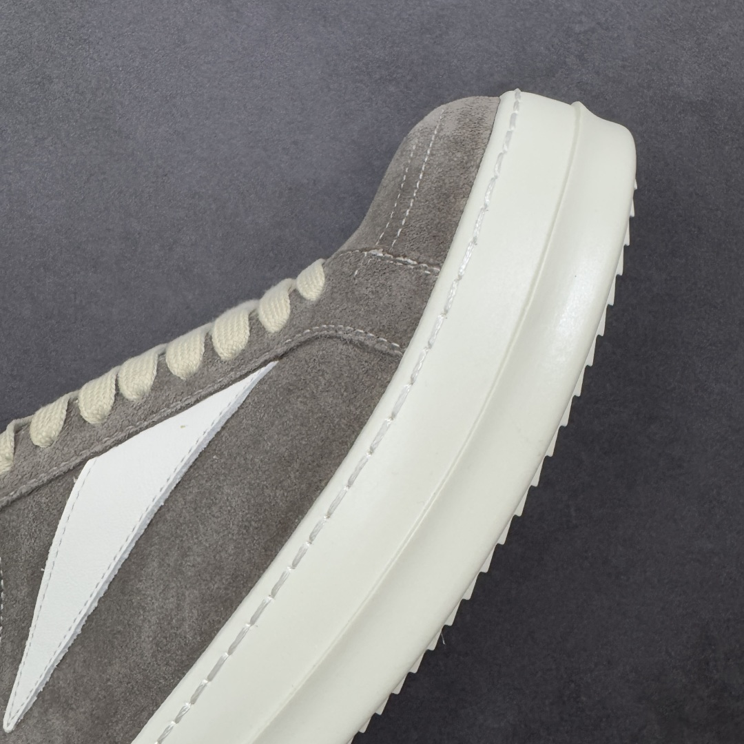 图片[5]-【公司级】瑞克 欧文斯Rick owens 主线 经典西瓜头 RO低帮厚底粗绑带纯黑皮面 进口原料牛皮 莞产超级顶货 新配色陆续上架 产品只会越做越漂亮 鞋头采用原版一致工艺 又翘又歪的效果目前这个技术市面上的任何版本都达不到这个效果 私模开发 细节一步到位不敢说百分百 保证有百分之98还原 慢工出细活 好的产品不怕晚 这次的开发针对艺术家 收藏家 高品质 的人群 水染粒面小牛皮材质，和针车间距都是极致还原！ 顶级头层的小牛皮，质感无敌，奢侈品的触感！ 定制品牌logo的拉链！超大一比一规格礼盒装，重达3斤以上，外加定制欧文斯保护盒！ 配有日文、英文，双语种配件卡片！细节诠释，一件不落。 鞋盒翻盖 三标，正面+底部都一一做到！虽然增加不了实质的成本，但是打磨产品的细节，再微小也会还原！ 货号： RU02B2897 尺码：36-45 编码：PSB370380-选品中心