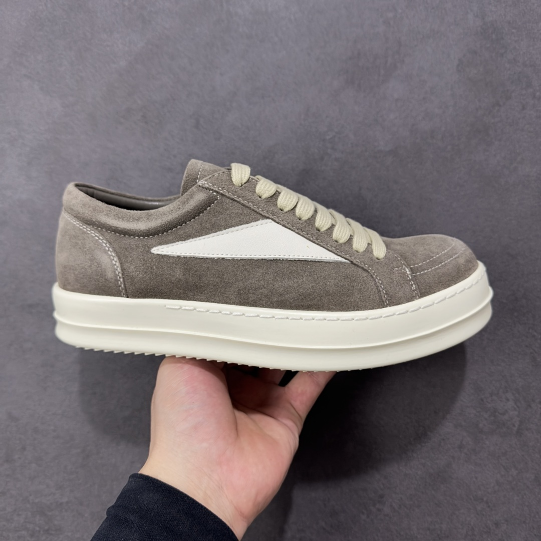 【公司级】瑞克 欧文斯Rick owens 主线 经典西瓜头 RO低帮厚底粗绑带纯黑皮面 进口原料牛皮 莞产超级顶货 新配色陆续上架 产品只会越做越漂亮 鞋头采用原版一致工艺 又翘又歪的效果目前这个技术市面上的任何版本都达不到这个效果 私模开发 细节一步到位不敢说百分百 保证有百分之98还原 慢工出细活 好的产品不怕晚 这次的开发针对艺术家 收藏家 高品质 的人群 水染粒面小牛皮材质,和针车间距都是极致还原! 顶级头层的小牛皮,质感无敌,奢侈品的触感! 定制品牌logo的拉链!超大一比一规格礼盒装,重达3斤以上,外加定制欧文斯保护盒! 配有日文、英文,双语种配件卡片!细节诠释,一件不落。 鞋盒翻盖 三标,正面+底部都一一做到!虽然增加不了实质的成本,但是打磨产品的细节,再微小也会还原! 货号: RU02B2897 尺码:36-45 编码:PSB370380-选品中心