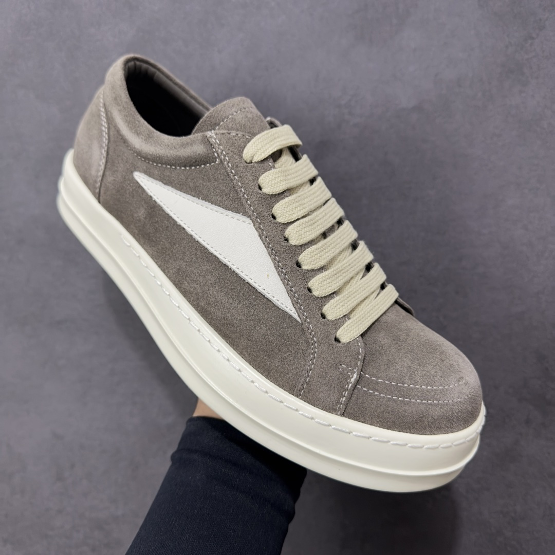 图片[3]-【公司级】瑞克 欧文斯Rick owens 主线 经典西瓜头 RO低帮厚底粗绑带纯黑皮面 进口原料牛皮 莞产超级顶货 新配色陆续上架 产品只会越做越漂亮 鞋头采用原版一致工艺 又翘又歪的效果目前这个技术市面上的任何版本都达不到这个效果 私模开发 细节一步到位不敢说百分百 保证有百分之98还原 慢工出细活 好的产品不怕晚 这次的开发针对艺术家 收藏家 高品质 的人群 水染粒面小牛皮材质，和针车间距都是极致还原！ 顶级头层的小牛皮，质感无敌，奢侈品的触感！ 定制品牌logo的拉链！超大一比一规格礼盒装，重达3斤以上，外加定制欧文斯保护盒！ 配有日文、英文，双语种配件卡片！细节诠释，一件不落。 鞋盒翻盖 三标，正面+底部都一一做到！虽然增加不了实质的成本，但是打磨产品的细节，再微小也会还原！ 货号： RU02B2897 尺码：36-45 编码：PSB370380-选品中心