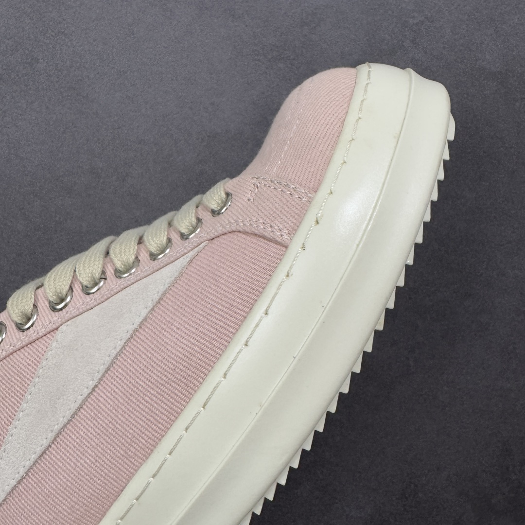 图片[5]-【公司级】瑞克 欧文斯Rick owens 主线 经典西瓜头 RO低帮厚底粗绑带纯黑皮面 进口原料牛皮 莞产超级顶货 新配色陆续上架 产品只会越做越漂亮 鞋头采用原版一致工艺 又翘又歪的效果目前这个技术市面上的任何版本都达不到这个效果 私模开发 细节一步到位不敢说百分百 保证有百分之98还原 慢工出细活 好的产品不怕晚 这次的开发针对艺术家 收藏家 高品质 的人群 水染粒面小牛皮材质，和针车间距都是极致还原！ 顶级头层的小牛皮，质感无敌，奢侈品的触感！ 定制品牌logo的拉链！超大一比一规格礼盒装，重达3斤以上，外加定制欧文斯保护盒！ 配有日文、英文，双语种配件卡片！细节诠释，一件不落。 鞋盒翻盖 三标，正面+底部都一一做到！虽然增加不了实质的成本，但是打磨产品的细节，再微小也会还原！ 货号： RU02B2897 尺码：36-45 编码：PSB350360-选品中心