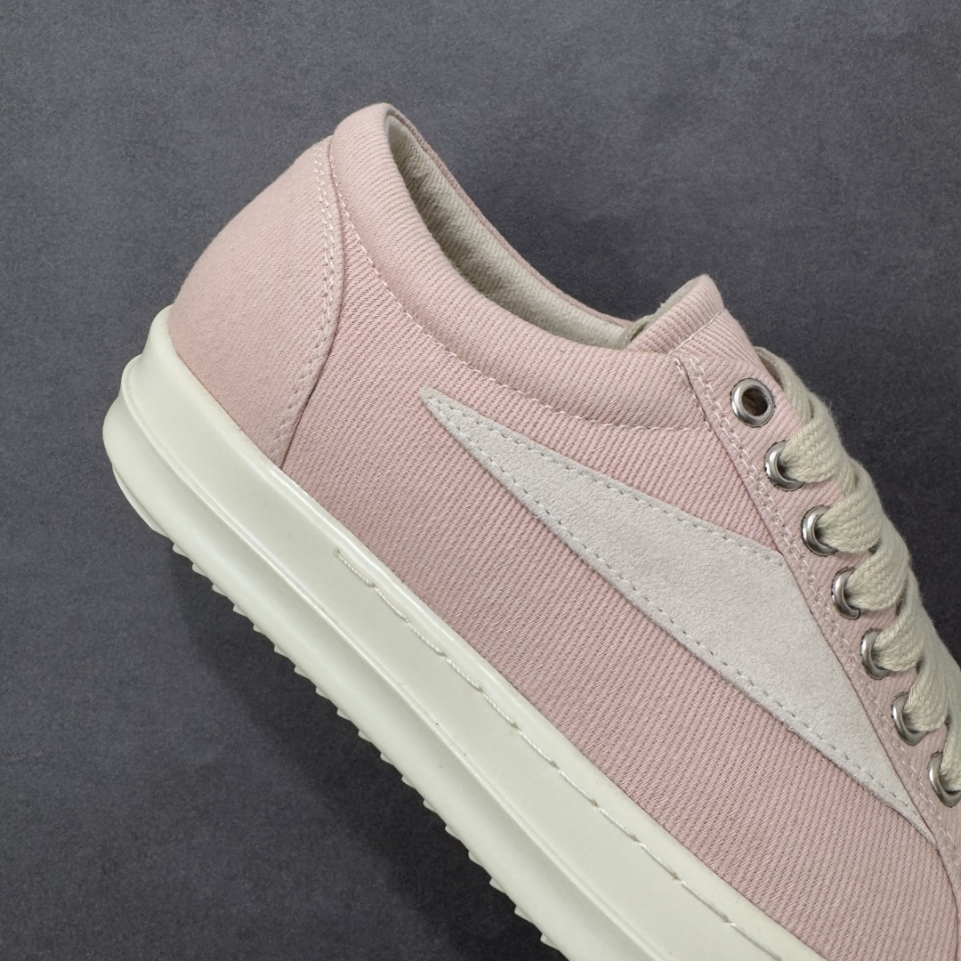 图片[6]-【公司级】瑞克 欧文斯Rick owens 主线 经典西瓜头 RO低帮厚底粗绑带纯黑皮面 进口原料牛皮 莞产超级顶货 新配色陆续上架 产品只会越做越漂亮 鞋头采用原版一致工艺 又翘又歪的效果目前这个技术市面上的任何版本都达不到这个效果 私模开发 细节一步到位不敢说百分百 保证有百分之98还原 慢工出细活 好的产品不怕晚 这次的开发针对艺术家 收藏家 高品质 的人群 水染粒面小牛皮材质，和针车间距都是极致还原！ 顶级头层的小牛皮，质感无敌，奢侈品的触感！ 定制品牌logo的拉链！超大一比一规格礼盒装，重达3斤以上，外加定制欧文斯保护盒！ 配有日文、英文，双语种配件卡片！细节诠释，一件不落。 鞋盒翻盖 三标，正面+底部都一一做到！虽然增加不了实质的成本，但是打磨产品的细节，再微小也会还原！ 货号： RU02B2897 尺码：36-45 编码：PSB350360-选品中心