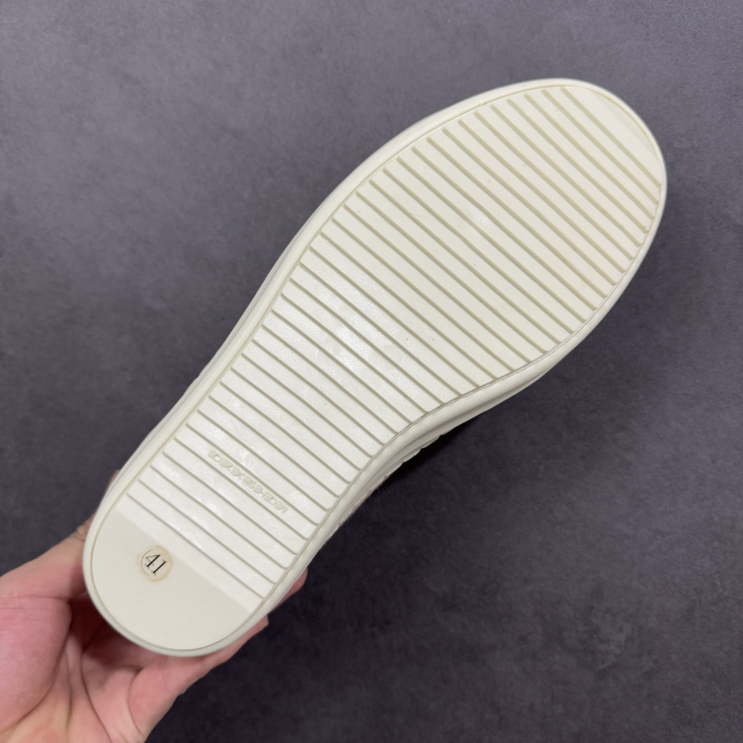 图片[9]-【公司级】瑞克 欧文斯Rick owens 主线 经典西瓜头 RO低帮厚底粗绑带纯黑皮面 进口原料牛皮 莞产超级顶货 新配色陆续上架 产品只会越做越漂亮 鞋头采用原版一致工艺 又翘又歪的效果目前这个技术市面上的任何版本都达不到这个效果 私模开发 细节一步到位不敢说百分百 保证有百分之98还原 慢工出细活 好的产品不怕晚 这次的开发针对艺术家 收藏家 高品质 的人群 水染粒面小牛皮材质，和针车间距都是极致还原！ 顶级头层的小牛皮，质感无敌，奢侈品的触感！ 定制品牌logo的拉链！超大一比一规格礼盒装，重达3斤以上，外加定制欧文斯保护盒！ 配有日文、英文，双语种配件卡片！细节诠释，一件不落。 鞋盒翻盖 三标，正面+底部都一一做到！虽然增加不了实质的成本，但是打磨产品的细节，再微小也会还原！ 货号： RU02B2897 尺码：36-45 编码：PSB350360-选品中心