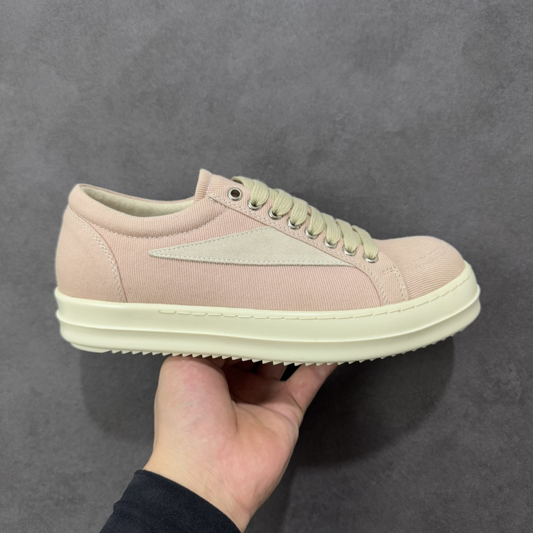 【公司级】瑞克 欧文斯Rick owens 主线 经典西瓜头 RO低帮厚底粗绑带纯黑皮面 进口原料牛皮 莞产超级顶货 新配色陆续上架 产品只会越做越漂亮 鞋头采用原版一致工艺 又翘又歪的效果目前这个技术市面上的任何版本都达不到这个效果 私模开发 细节一步到位不敢说百分百 保证有百分之98还原 慢工出细活 好的产品不怕晚 这次的开发针对艺术家 收藏家 高品质 的人群 水染粒面小牛皮材质，和针车间距都是极致还原！ 顶级头层的小牛皮，质感无敌，奢侈品的触感！ 定制品牌logo的拉链！超大一比一规格礼盒装，重达3斤以上，外加定制欧文斯保护盒！ 配有日文、英文，双语种配件卡片！细节诠释，一件不落。 鞋盒翻盖 三标，正面+底部都一一做到！虽然增加不了实质的成本，但是打磨产品的细节，再微小也会还原！ 货号： RU02B2897 尺码：36-45 编码：PSB350360-选品中心