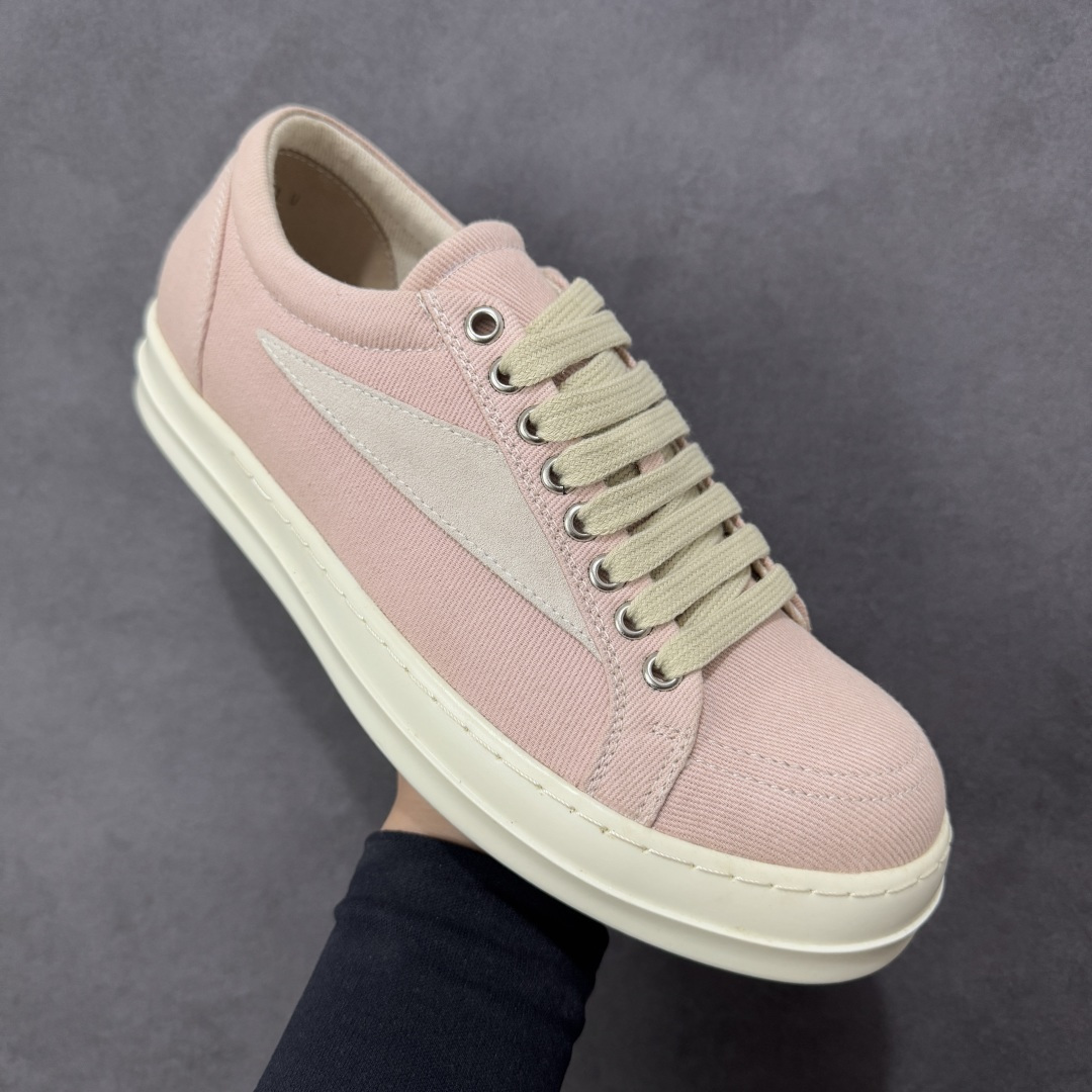 图片[3]-【公司级】瑞克 欧文斯Rick owens 主线 经典西瓜头 RO低帮厚底粗绑带纯黑皮面 进口原料牛皮 莞产超级顶货 新配色陆续上架 产品只会越做越漂亮 鞋头采用原版一致工艺 又翘又歪的效果目前这个技术市面上的任何版本都达不到这个效果 私模开发 细节一步到位不敢说百分百 保证有百分之98还原 慢工出细活 好的产品不怕晚 这次的开发针对艺术家 收藏家 高品质 的人群 水染粒面小牛皮材质，和针车间距都是极致还原！ 顶级头层的小牛皮，质感无敌，奢侈品的触感！ 定制品牌logo的拉链！超大一比一规格礼盒装，重达3斤以上，外加定制欧文斯保护盒！ 配有日文、英文，双语种配件卡片！细节诠释，一件不落。 鞋盒翻盖 三标，正面+底部都一一做到！虽然增加不了实质的成本，但是打磨产品的细节，再微小也会还原！ 货号： RU02B2897 尺码：36-45 编码：PSB350360-选品中心