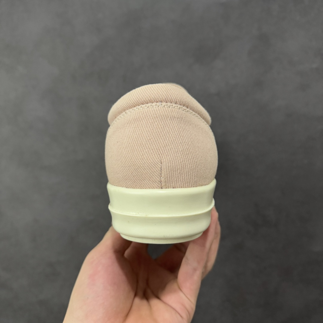 图片[4]-【公司级】瑞克 欧文斯Rick owens 主线 经典西瓜头 RO低帮厚底粗绑带纯黑皮面 进口原料牛皮 莞产超级顶货 新配色陆续上架 产品只会越做越漂亮 鞋头采用原版一致工艺 又翘又歪的效果目前这个技术市面上的任何版本都达不到这个效果 私模开发 细节一步到位不敢说百分百 保证有百分之98还原 慢工出细活 好的产品不怕晚 这次的开发针对艺术家 收藏家 高品质 的人群 水染粒面小牛皮材质，和针车间距都是极致还原！ 顶级头层的小牛皮，质感无敌，奢侈品的触感！ 定制品牌logo的拉链！超大一比一规格礼盒装，重达3斤以上，外加定制欧文斯保护盒！ 配有日文、英文，双语种配件卡片！细节诠释，一件不落。 鞋盒翻盖 三标，正面+底部都一一做到！虽然增加不了实质的成本，但是打磨产品的细节，再微小也会还原！ 货号： RU02B2897 尺码：36-45 编码：PSB350360-选品中心