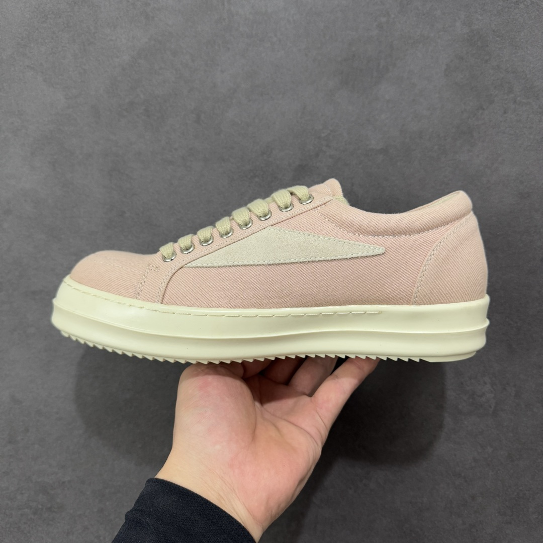 图片[2]-【公司级】瑞克 欧文斯Rick owens 主线 经典西瓜头 RO低帮厚底粗绑带纯黑皮面 进口原料牛皮 莞产超级顶货 新配色陆续上架 产品只会越做越漂亮 鞋头采用原版一致工艺 又翘又歪的效果目前这个技术市面上的任何版本都达不到这个效果 私模开发 细节一步到位不敢说百分百 保证有百分之98还原 慢工出细活 好的产品不怕晚 这次的开发针对艺术家 收藏家 高品质 的人群 水染粒面小牛皮材质，和针车间距都是极致还原！ 顶级头层的小牛皮，质感无敌，奢侈品的触感！ 定制品牌logo的拉链！超大一比一规格礼盒装，重达3斤以上，外加定制欧文斯保护盒！ 配有日文、英文，双语种配件卡片！细节诠释，一件不落。 鞋盒翻盖 三标，正面+底部都一一做到！虽然增加不了实质的成本，但是打磨产品的细节，再微小也会还原！ 货号： RU02B2897 尺码：36-45 编码：PSB350360-选品中心