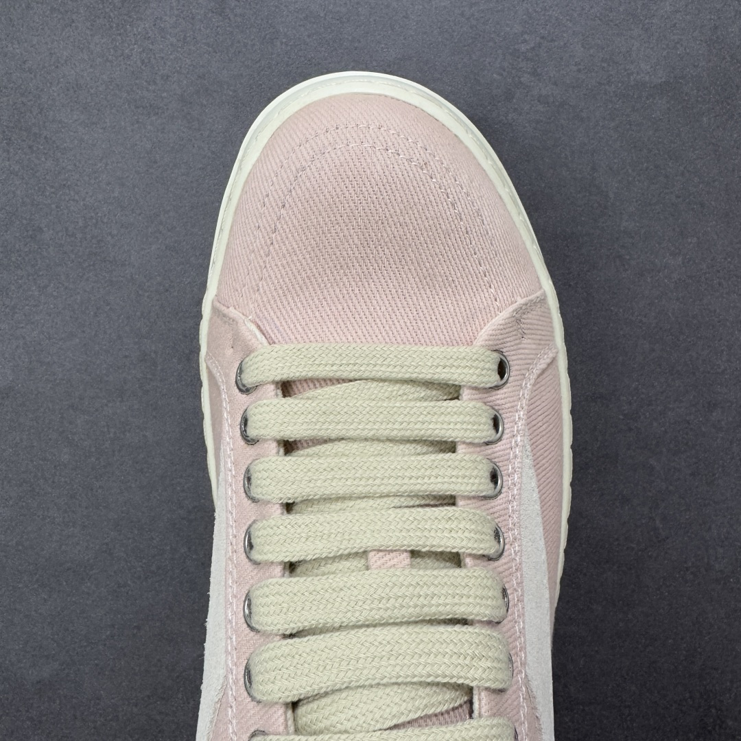 图片[8]-【公司级】瑞克 欧文斯Rick owens 主线 经典西瓜头 RO低帮厚底粗绑带纯黑皮面 进口原料牛皮 莞产超级顶货 新配色陆续上架 产品只会越做越漂亮 鞋头采用原版一致工艺 又翘又歪的效果目前这个技术市面上的任何版本都达不到这个效果 私模开发 细节一步到位不敢说百分百 保证有百分之98还原 慢工出细活 好的产品不怕晚 这次的开发针对艺术家 收藏家 高品质 的人群 水染粒面小牛皮材质，和针车间距都是极致还原！ 顶级头层的小牛皮，质感无敌，奢侈品的触感！ 定制品牌logo的拉链！超大一比一规格礼盒装，重达3斤以上，外加定制欧文斯保护盒！ 配有日文、英文，双语种配件卡片！细节诠释，一件不落。 鞋盒翻盖 三标，正面+底部都一一做到！虽然增加不了实质的成本，但是打磨产品的细节，再微小也会还原！ 货号： RU02B2897 尺码：36-45 编码：PSB350360-选品中心