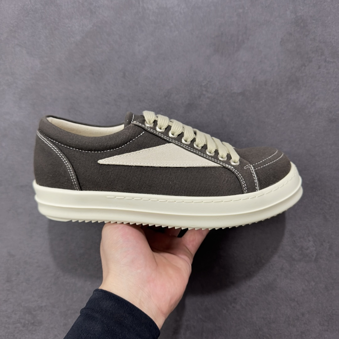 【公司级】瑞克 欧文斯Rick owens 主线 经典西瓜头 RO低帮厚底粗绑带纯黑皮面 进口原料牛皮 莞产超级顶货 新配色陆续上架 产品只会越做越漂亮 鞋头采用原版一致工艺 又翘又歪的效果目前这个技术市面上的任何版本都达不到这个效果 私模开发 细节一步到位不敢说百分百 保证有百分之98还原 慢工出细活 好的产品不怕晚 这次的开发针对艺术家 收藏家 高品质 的人群 水染粒面小牛皮材质，和针车间距都是极致还原！ 顶级头层的小牛皮，质感无敌，奢侈品的触感！ 定制品牌logo的拉链！超大一比一规格礼盒装，重达3斤以上，外加定制欧文斯保护盒！ 配有日文、英文，双语种配件卡片！细节诠释，一件不落。 鞋盒翻盖 三标，正面+底部都一一做到！虽然增加不了实质的成本，但是打磨产品的细节，再微小也会还原！ 货号： RU02B2897 尺码：36-45 编码：PSB350360-选品中心