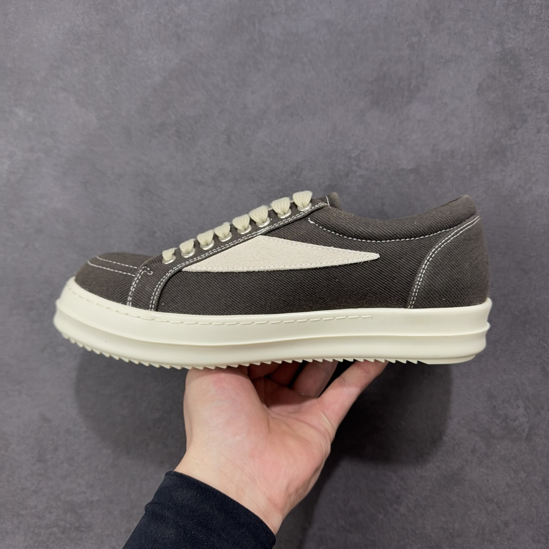 图片[2]-【公司级】瑞克 欧文斯Rick owens 主线 经典西瓜头 RO低帮厚底粗绑带纯黑皮面 进口原料牛皮 莞产超级顶货 新配色陆续上架 产品只会越做越漂亮 鞋头采用原版一致工艺 又翘又歪的效果目前这个技术市面上的任何版本都达不到这个效果 私模开发 细节一步到位不敢说百分百 保证有百分之98还原 慢工出细活 好的产品不怕晚 这次的开发针对艺术家 收藏家 高品质 的人群 水染粒面小牛皮材质，和针车间距都是极致还原！ 顶级头层的小牛皮，质感无敌，奢侈品的触感！ 定制品牌logo的拉链！超大一比一规格礼盒装，重达3斤以上，外加定制欧文斯保护盒！ 配有日文、英文，双语种配件卡片！细节诠释，一件不落。 鞋盒翻盖 三标，正面+底部都一一做到！虽然增加不了实质的成本，但是打磨产品的细节，再微小也会还原！ 货号： RU02B2897 尺码：36-45 编码：PSB350360-选品中心