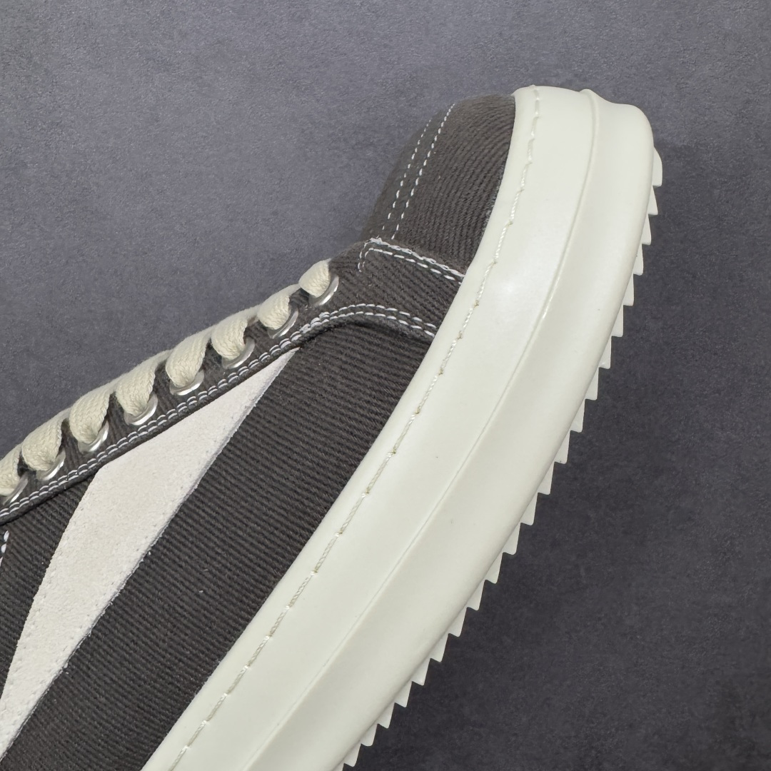 图片[5]-【公司级】瑞克 欧文斯Rick owens 主线 经典西瓜头 RO低帮厚底粗绑带纯黑皮面 进口原料牛皮 莞产超级顶货 新配色陆续上架 产品只会越做越漂亮 鞋头采用原版一致工艺 又翘又歪的效果目前这个技术市面上的任何版本都达不到这个效果 私模开发 细节一步到位不敢说百分百 保证有百分之98还原 慢工出细活 好的产品不怕晚 这次的开发针对艺术家 收藏家 高品质 的人群 水染粒面小牛皮材质，和针车间距都是极致还原！ 顶级头层的小牛皮，质感无敌，奢侈品的触感！ 定制品牌logo的拉链！超大一比一规格礼盒装，重达3斤以上，外加定制欧文斯保护盒！ 配有日文、英文，双语种配件卡片！细节诠释，一件不落。 鞋盒翻盖 三标，正面+底部都一一做到！虽然增加不了实质的成本，但是打磨产品的细节，再微小也会还原！ 货号： RU02B2897 尺码：36-45 编码：PSB350360-选品中心