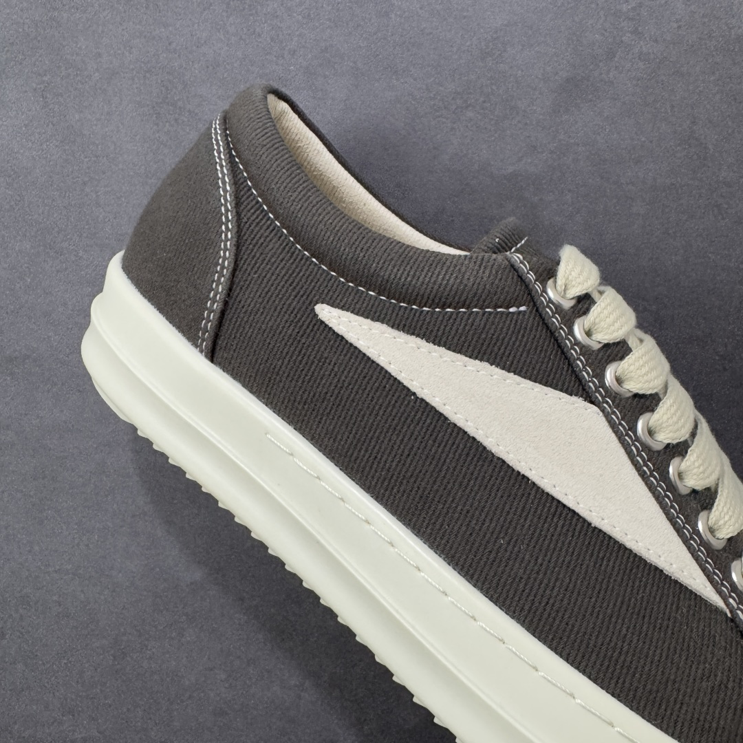 图片[6]-【公司级】瑞克 欧文斯Rick owens 主线 经典西瓜头 RO低帮厚底粗绑带纯黑皮面 进口原料牛皮 莞产超级顶货 新配色陆续上架 产品只会越做越漂亮 鞋头采用原版一致工艺 又翘又歪的效果目前这个技术市面上的任何版本都达不到这个效果 私模开发 细节一步到位不敢说百分百 保证有百分之98还原 慢工出细活 好的产品不怕晚 这次的开发针对艺术家 收藏家 高品质 的人群 水染粒面小牛皮材质，和针车间距都是极致还原！ 顶级头层的小牛皮，质感无敌，奢侈品的触感！ 定制品牌logo的拉链！超大一比一规格礼盒装，重达3斤以上，外加定制欧文斯保护盒！ 配有日文、英文，双语种配件卡片！细节诠释，一件不落。 鞋盒翻盖 三标，正面+底部都一一做到！虽然增加不了实质的成本，但是打磨产品的细节，再微小也会还原！ 货号： RU02B2897 尺码：36-45 编码：PSB350360-选品中心