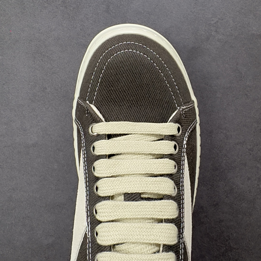 图片[8]-【公司级】瑞克 欧文斯Rick owens 主线 经典西瓜头 RO低帮厚底粗绑带纯黑皮面 进口原料牛皮 莞产超级顶货 新配色陆续上架 产品只会越做越漂亮 鞋头采用原版一致工艺 又翘又歪的效果目前这个技术市面上的任何版本都达不到这个效果 私模开发 细节一步到位不敢说百分百 保证有百分之98还原 慢工出细活 好的产品不怕晚 这次的开发针对艺术家 收藏家 高品质 的人群 水染粒面小牛皮材质，和针车间距都是极致还原！ 顶级头层的小牛皮，质感无敌，奢侈品的触感！ 定制品牌logo的拉链！超大一比一规格礼盒装，重达3斤以上，外加定制欧文斯保护盒！ 配有日文、英文，双语种配件卡片！细节诠释，一件不落。 鞋盒翻盖 三标，正面+底部都一一做到！虽然增加不了实质的成本，但是打磨产品的细节，再微小也会还原！ 货号： RU02B2897 尺码：36-45 编码：PSB350360-选品中心