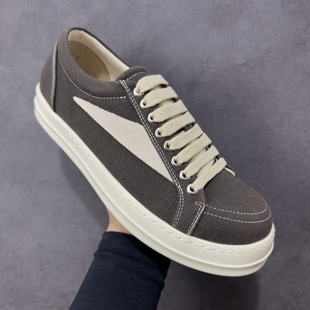 图片[3]-【公司级】瑞克 欧文斯Rick owens 主线 经典西瓜头 RO低帮厚底粗绑带纯黑皮面 进口原料牛皮 莞产超级顶货 新配色陆续上架 产品只会越做越漂亮 鞋头采用原版一致工艺 又翘又歪的效果目前这个技术市面上的任何版本都达不到这个效果 私模开发 细节一步到位不敢说百分百 保证有百分之98还原 慢工出细活 好的产品不怕晚 这次的开发针对艺术家 收藏家 高品质 的人群 水染粒面小牛皮材质，和针车间距都是极致还原！ 顶级头层的小牛皮，质感无敌，奢侈品的触感！ 定制品牌logo的拉链！超大一比一规格礼盒装，重达3斤以上，外加定制欧文斯保护盒！ 配有日文、英文，双语种配件卡片！细节诠释，一件不落。 鞋盒翻盖 三标，正面+底部都一一做到！虽然增加不了实质的成本，但是打磨产品的细节，再微小也会还原！ 货号： RU02B2897 尺码：36-45 编码：PSB350360-选品中心