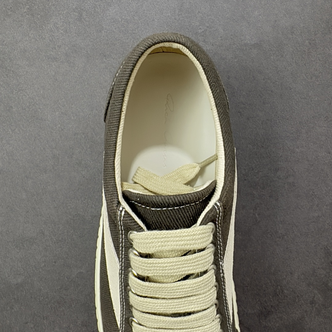 图片[7]-【公司级】瑞克 欧文斯Rick owens 主线 经典西瓜头 RO低帮厚底粗绑带纯黑皮面 进口原料牛皮 莞产超级顶货 新配色陆续上架 产品只会越做越漂亮 鞋头采用原版一致工艺 又翘又歪的效果目前这个技术市面上的任何版本都达不到这个效果 私模开发 细节一步到位不敢说百分百 保证有百分之98还原 慢工出细活 好的产品不怕晚 这次的开发针对艺术家 收藏家 高品质 的人群 水染粒面小牛皮材质，和针车间距都是极致还原！ 顶级头层的小牛皮，质感无敌，奢侈品的触感！ 定制品牌logo的拉链！超大一比一规格礼盒装，重达3斤以上，外加定制欧文斯保护盒！ 配有日文、英文，双语种配件卡片！细节诠释，一件不落。 鞋盒翻盖 三标，正面+底部都一一做到！虽然增加不了实质的成本，但是打磨产品的细节，再微小也会还原！ 货号： RU02B2897 尺码：36-45 编码：PSB350360-选品中心