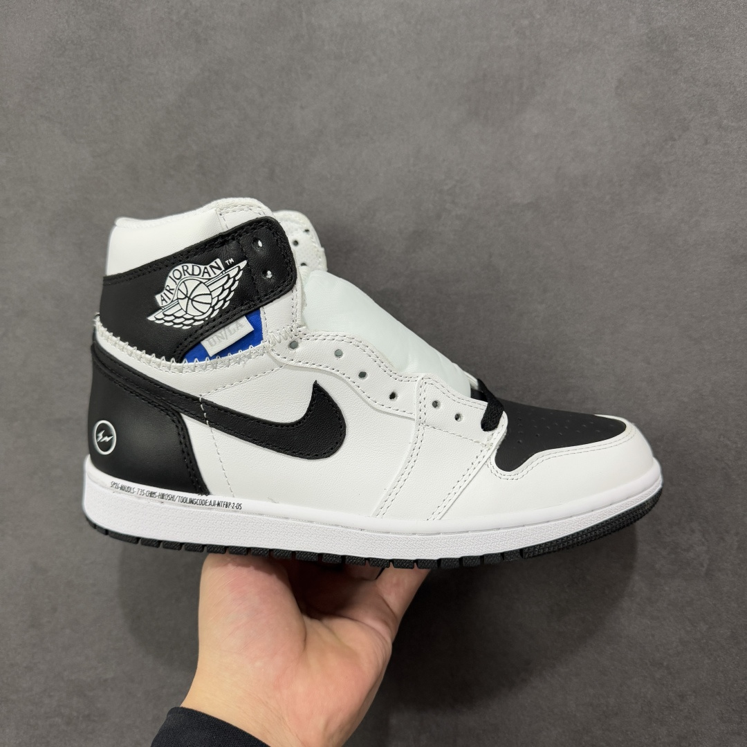 【公司级头层版】Air Jordan 1 High OG 高帮 AJ1 乔丹1代 aj1 乔1 高邦 金人吊牌 乔丹篮球鞋系列 II7282-100 采用正确头层皮组合荔枝纹头层皮革鞋面材质 中底注胶孔及缜密中底拉帮工艺 内置气垫及耐磨橡胶大底 尺码：36-47-选品中心