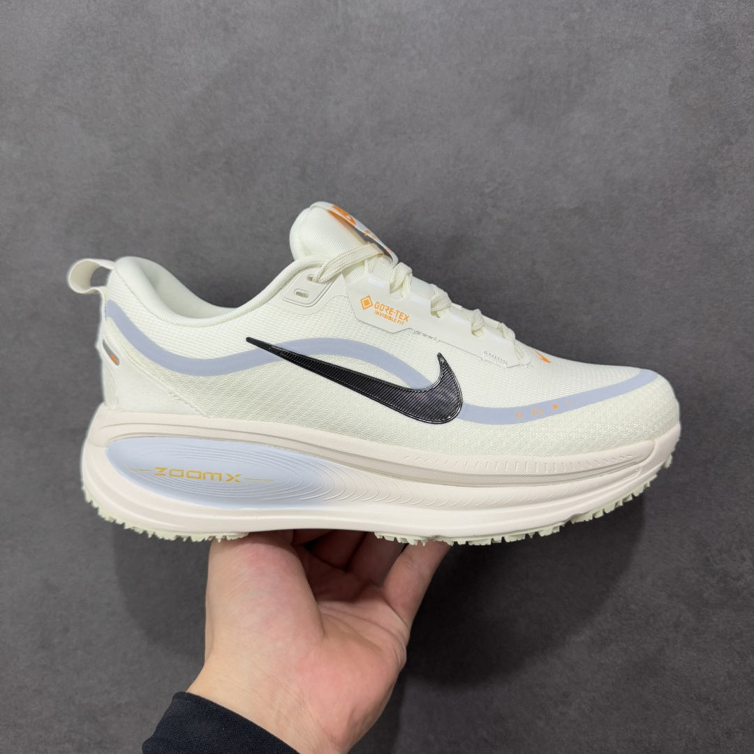 【纯原组合底】Nike VOMERO 18 GTX 耐克 舒适减震防滑 低帮跑步鞋 正确组合大底 正确真正gtx防水鞋面 全掌ReactX泡绵中底 前掌和后跟还配备了Air Zoom气垫单元 据说跑起来更快更舒适哦 这次最大的升级点 首次引入了ReactX泡绵 货号：HQ7001-001 尺码：35.5 36 36.5 37.5 38 38.5 39 40 40.5 41 42 42.5 43 44 45-选品中心