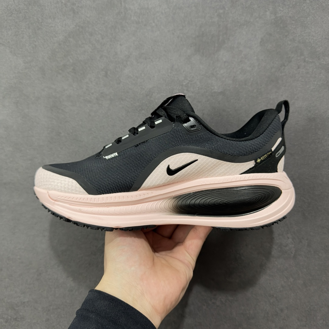 图片[2]-【纯原组合底】Nike VOMERO 18 GTX 耐克 舒适减震防滑 低帮跑步鞋 正确组合大底 正确真正gtx防水鞋面 全掌ReactX泡绵中底 前掌和后跟还配备了Air Zoom气垫单元 据说跑起来更快更舒适哦 这次最大的升级点 首次引入了ReactX泡绵 货号：HQ7002-003 尺码： 36 36.5 37.5 38 38.5 39 40 40.5 41 42 42.5 43 44 45-选品中心