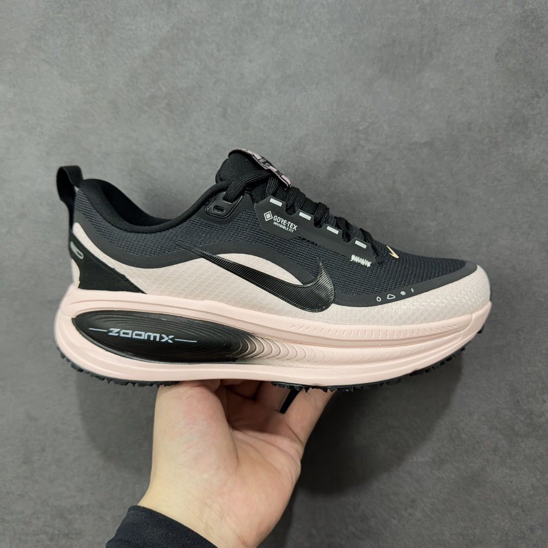 【纯原组合底】Nike VOMERO 18 GTX 耐克 舒适减震防滑 低帮跑步鞋 正确组合大底 正确真正gtx防水鞋面 全掌ReactX泡绵中底 前掌和后跟还配备了Air Zoom气垫单元 据说跑起来更快更舒适哦 这次最大的升级点 首次引入了ReactX泡绵 货号：HQ7002-003 尺码： 36 36.5 37.5 38 38.5 39 40 40.5 41 42 42.5 43 44 45-选品中心