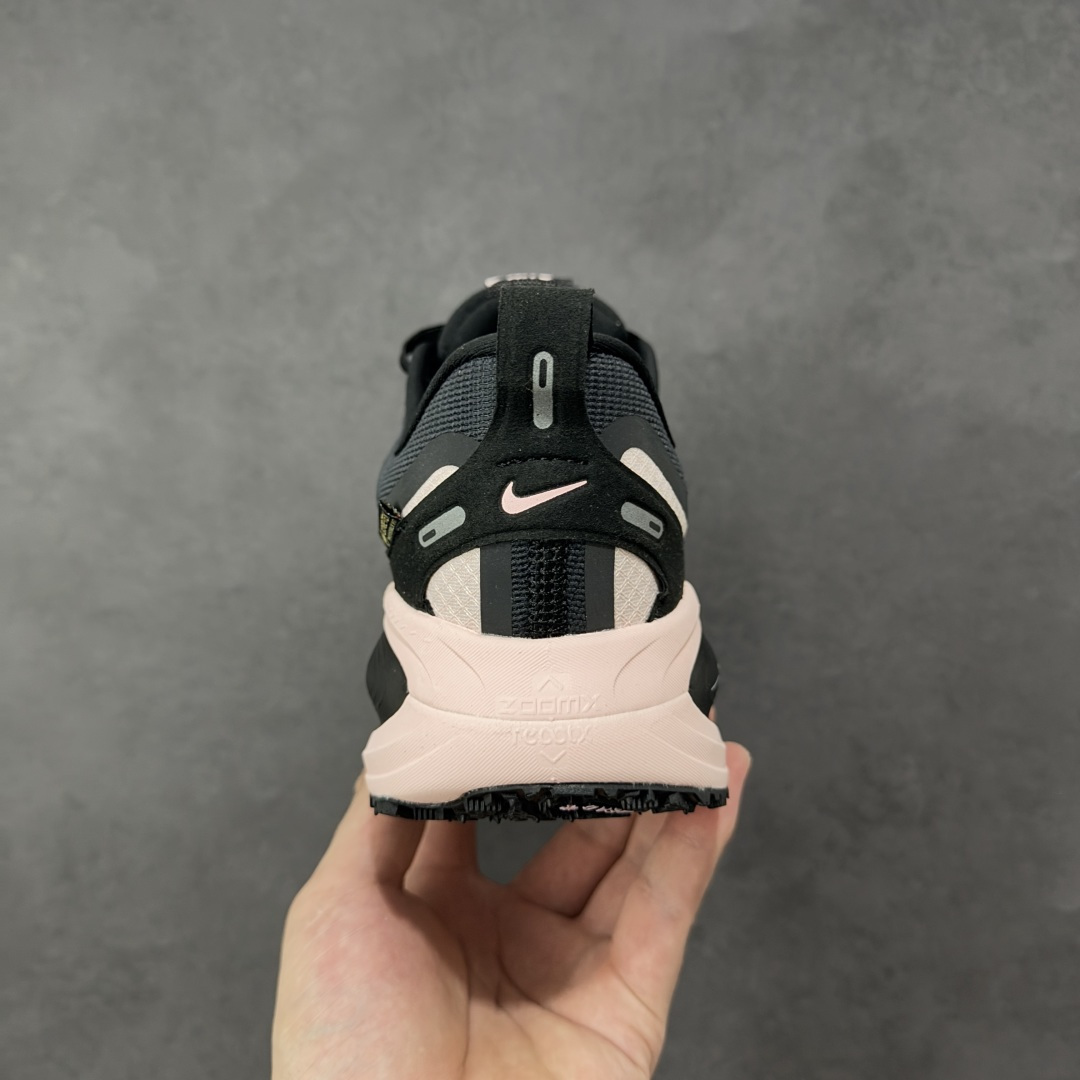 图片[4]-【纯原组合底】Nike VOMERO 18 GTX 耐克 舒适减震防滑 低帮跑步鞋 正确组合大底 正确真正gtx防水鞋面 全掌ReactX泡绵中底 前掌和后跟还配备了Air Zoom气垫单元 据说跑起来更快更舒适哦 这次最大的升级点 首次引入了ReactX泡绵 货号：HQ7002-003 尺码： 36 36.5 37.5 38 38.5 39 40 40.5 41 42 42.5 43 44 45-选品中心