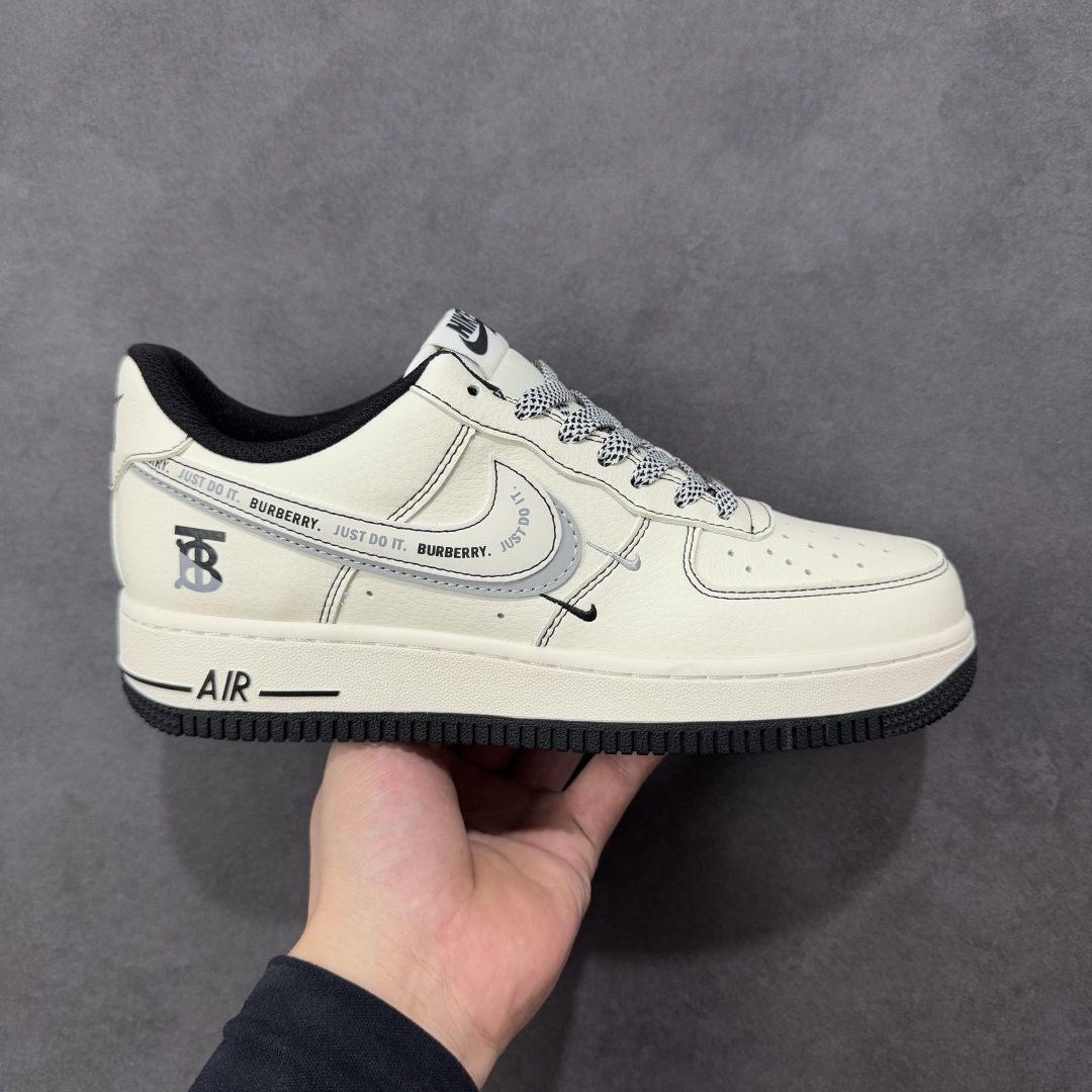 【定制版】Burberry x Nk Air Force 1’07 定制配色 巴宝莉联名 空军一号经典低帮休闲百搭板鞋 公司级版本 定制鞋盒 大厂流水生产 超高清洁度 皮料切割干净无任何毛边 内置蜂窝气垫 细节做工一流 橡胶鞋底 防滑耐磨 舒适上脚 货号：JP8028-062  尺码：36 36.5 37.5 38 38.5 39 40 40.5 41 42 42.5 43 44 44.5 45 编码：HXSB310320-选品中心