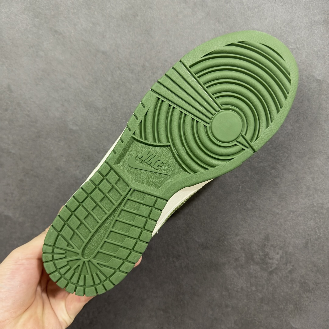 图片[9]-【定制版】Nike SB Dunk Low 斯图西联名 泼墨绿勾 周年高端定制 低帮休闲板鞋 XS6089-608  #定制鞋盒 大厂纯原品质出货 超高清洁度 皮料切割干净无任何毛边 细节完美   尺码：36 36.5 37.5 38 38.5 39 40 40.5 41 42 42.5 43 44 44.5 45 编码：HXSB330340-选品中心