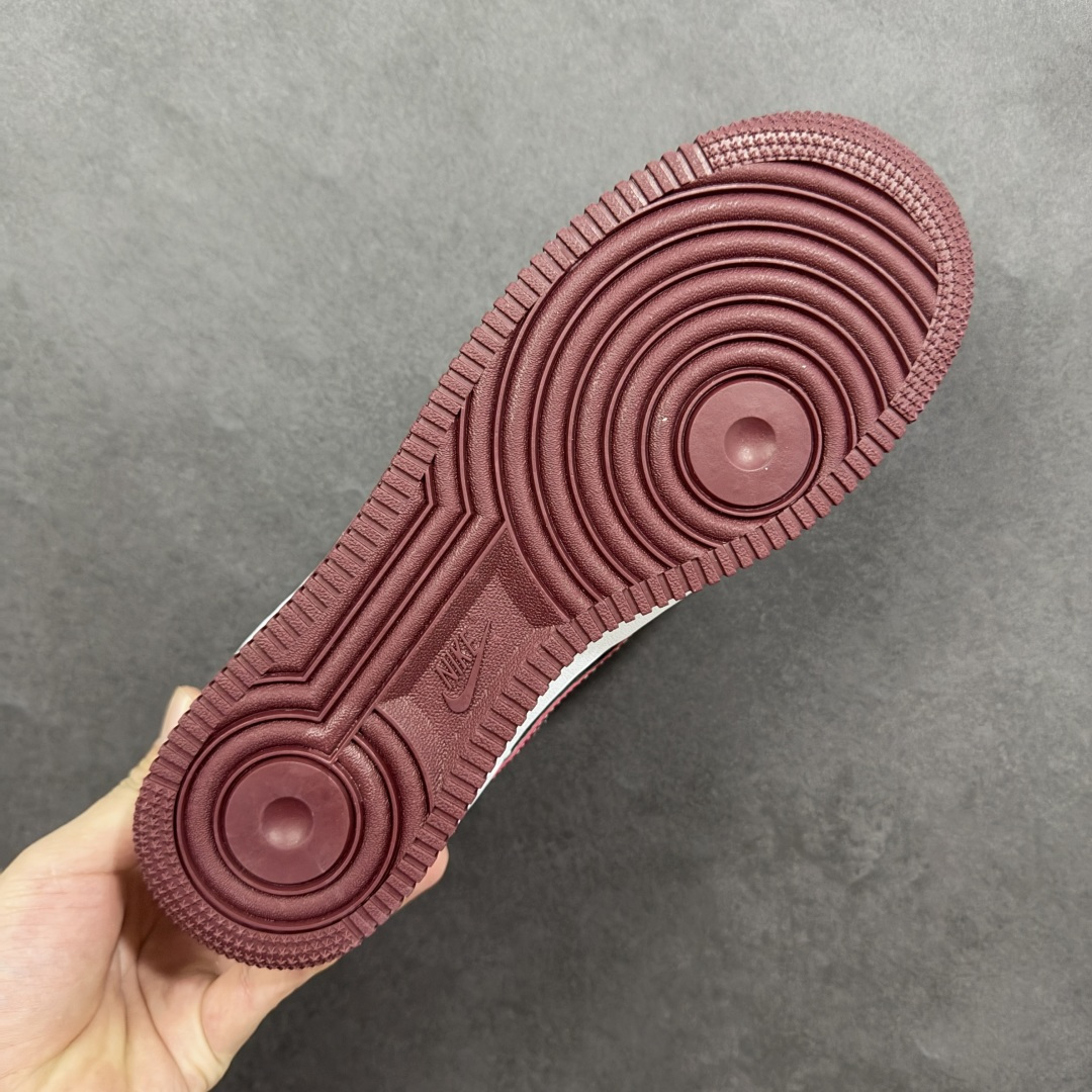 图片[9]-【定制版】NIke Air Force 1 \’07 Low “北面联名——朱砂红”空军一号 低帮 运动鞋 休闲鞋 折边针车 工艺难度大 原楦头原纸板 原装鞋盒 定制五金配件 内置全掌气垫 原厂鞋底 货号：SU2305-218 尺码：36 36.5 37.5 38 38.5 39 40 40.5 41 42 42.5 43 44 44.5 45-选品中心