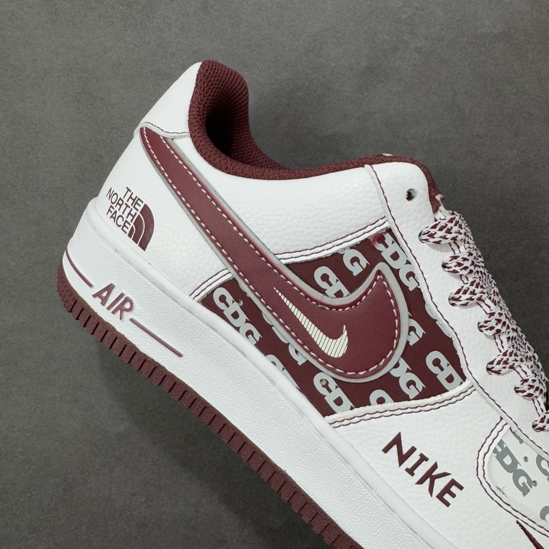 图片[6]-【定制版】NIke Air Force 1 \’07 Low “北面联名——朱砂红”空军一号 低帮 运动鞋 休闲鞋 折边针车 工艺难度大 原楦头原纸板 原装鞋盒 定制五金配件 内置全掌气垫 原厂鞋底 货号：SU2305-218 尺码：36 36.5 37.5 38 38.5 39 40 40.5 41 42 42.5 43 44 44.5 45-选品中心