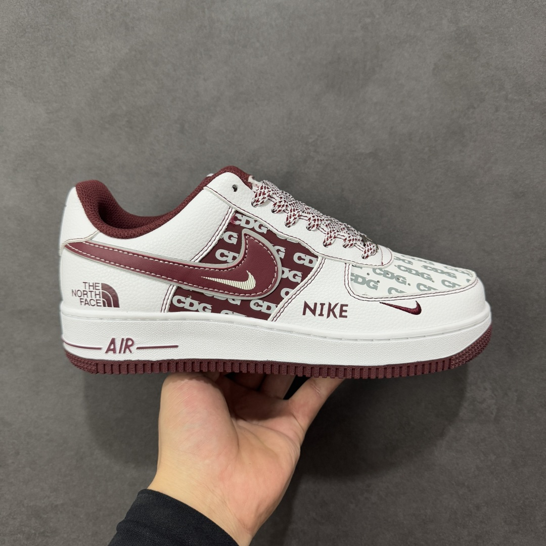 【定制版】NIke Air Force 1 \’07 Low “北面联名——朱砂红”空军一号 低帮 运动鞋 休闲鞋 折边针车 工艺难度大 原楦头原纸板 原装鞋盒 定制五金配件 内置全掌气垫 原厂鞋底 货号：SU2305-218 尺码：36 36.5 37.5 38 38.5 39 40 40.5 41 42 42.5 43 44 44.5 45-选品中心