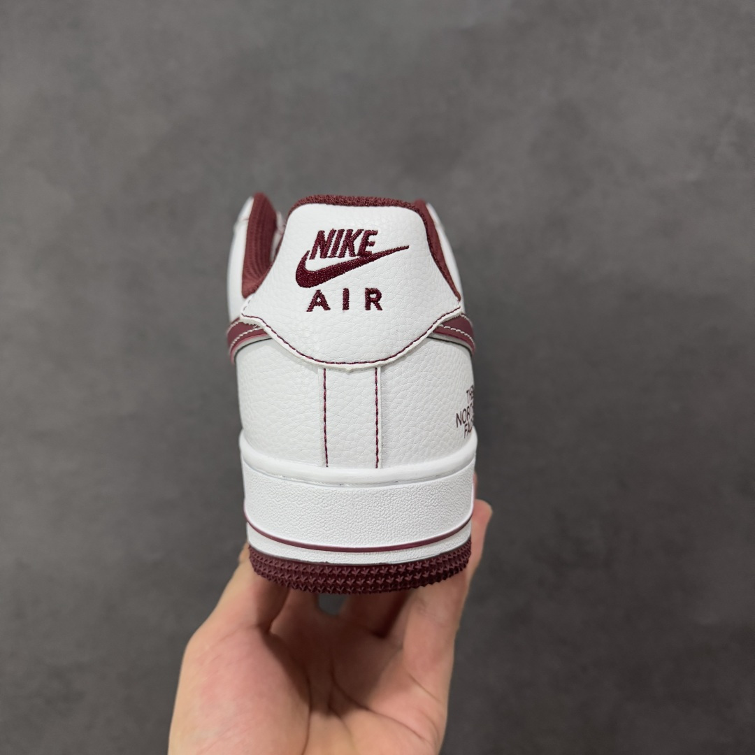 图片[4]-【定制版】NIke Air Force 1 \’07 Low “北面联名——朱砂红”空军一号 低帮 运动鞋 休闲鞋 折边针车 工艺难度大 原楦头原纸板 原装鞋盒 定制五金配件 内置全掌气垫 原厂鞋底 货号：SU2305-218 尺码：36 36.5 37.5 38 38.5 39 40 40.5 41 42 42.5 43 44 44.5 45-选品中心