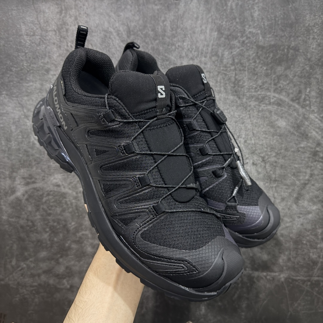 【莞顶礼盒版】SALOMON萨洛蒙 XA Pro 3D V9 GTX 圆头 支撑抓地 低帮 户外功能鞋 黑色 472701 原版开发 私模大底 成本极高 完美细节品质💪🏻 代购级百搭徒步鞋,适合在各种复杂地形中使用 Contagrip橡胶大底:具备卓越的抓地力,适用于泥泞、石头路面等复杂地形,确保穿着者稳如磐石。 Sensifit技术:智能鞋楦设计可全方位贴合足部,提供出色的包裹性,减少鞋子与脚之间的摩擦,使双脚在运动中更加稳定。 尺码:36--45(女40.男45定制不退换)-选品中心