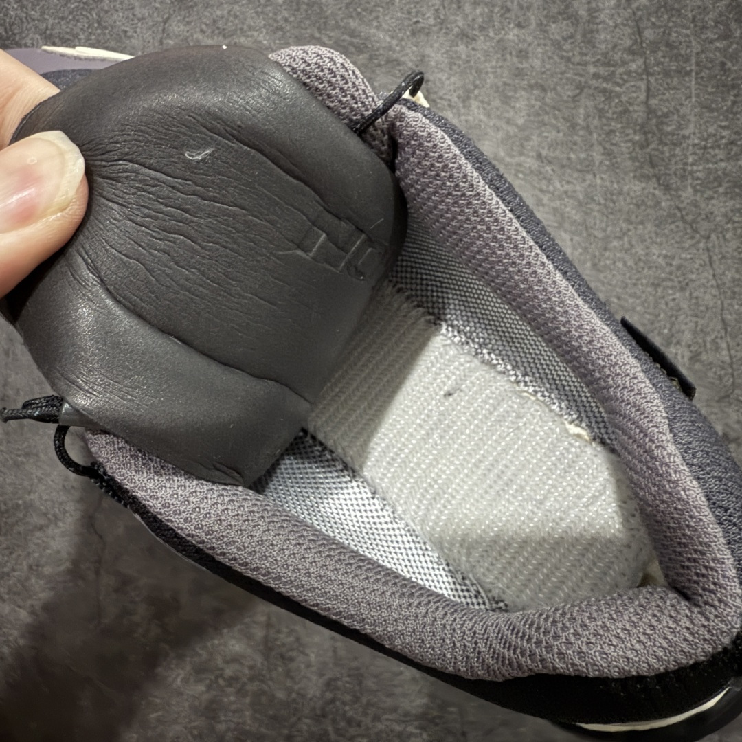 图片[8]-【莞顶礼盒版】SALOMON萨洛蒙 XA Pro 3D V9 GTX 圆头 支撑抓地 低帮 户外功能鞋 深灰黑 477447 原版开发 私模大底 成本极高 完美细节品质💪🏻 代购级百搭徒步鞋，适合在各种复杂地形中使用 Contagrip橡胶大底：具备卓越的抓地力，适用于泥泞、石头路面等复杂地形，确保穿着者稳如磐石。 Sensifit技术：智能鞋楦设计可全方位贴合足部，提供出色的包裹性，减少鞋子与脚之间的摩擦，使双脚在运动中更加稳定。 尺码：36–45（女40.男45定制不退换）-选品中心