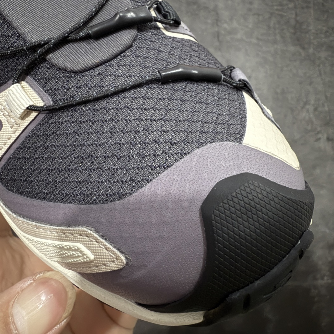 图片[5]-【莞顶礼盒版】SALOMON萨洛蒙 XA Pro 3D V9 GTX 圆头 支撑抓地 低帮 户外功能鞋 深灰黑 477447 原版开发 私模大底 成本极高 完美细节品质💪🏻 代购级百搭徒步鞋，适合在各种复杂地形中使用 Contagrip橡胶大底：具备卓越的抓地力，适用于泥泞、石头路面等复杂地形，确保穿着者稳如磐石。 Sensifit技术：智能鞋楦设计可全方位贴合足部，提供出色的包裹性，减少鞋子与脚之间的摩擦，使双脚在运动中更加稳定。 尺码：36–45（女40.男45定制不退换）-选品中心